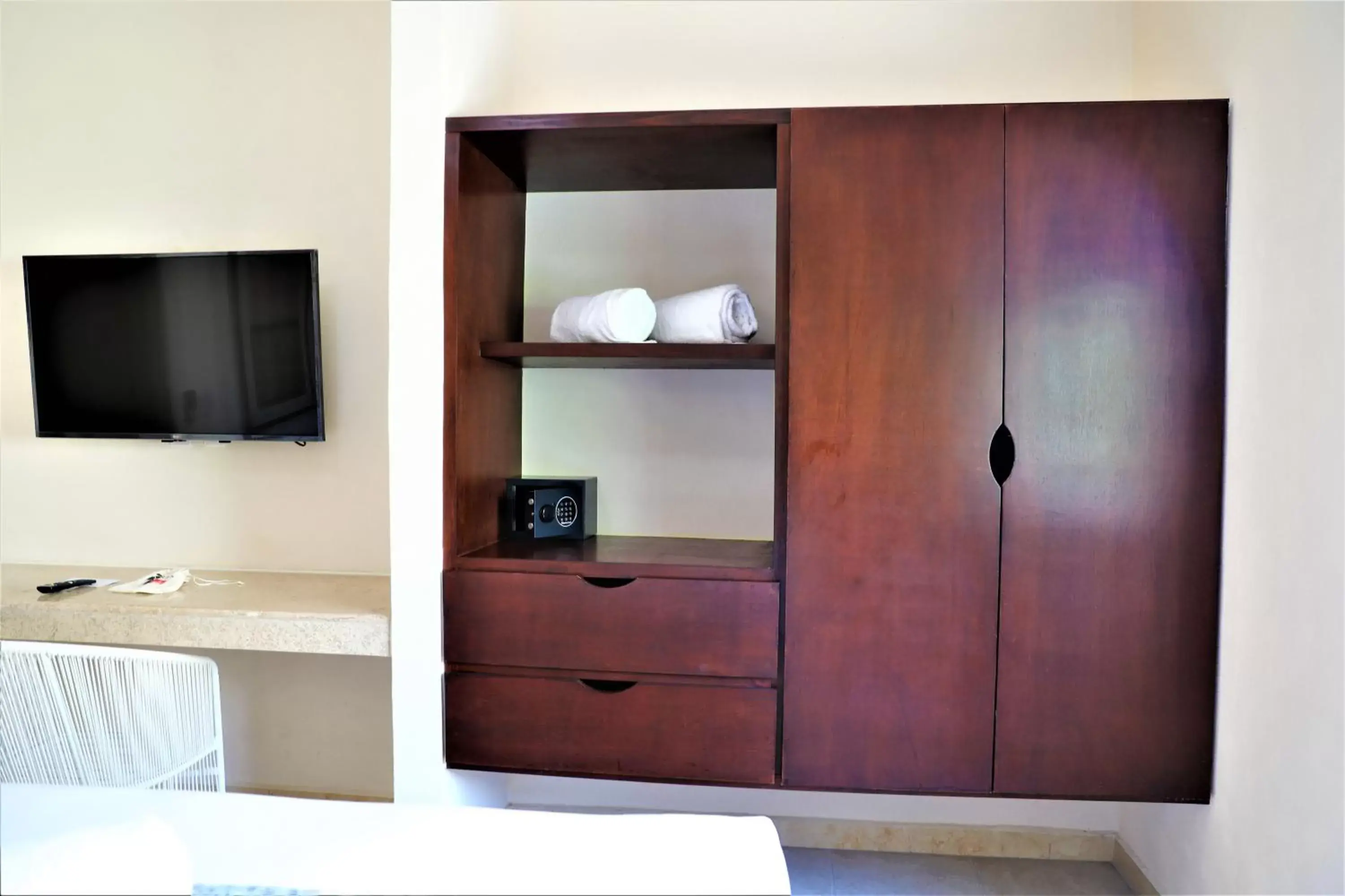 wardrobe, TV/Entertainment Center in Hotel 12 BEES by Kavia