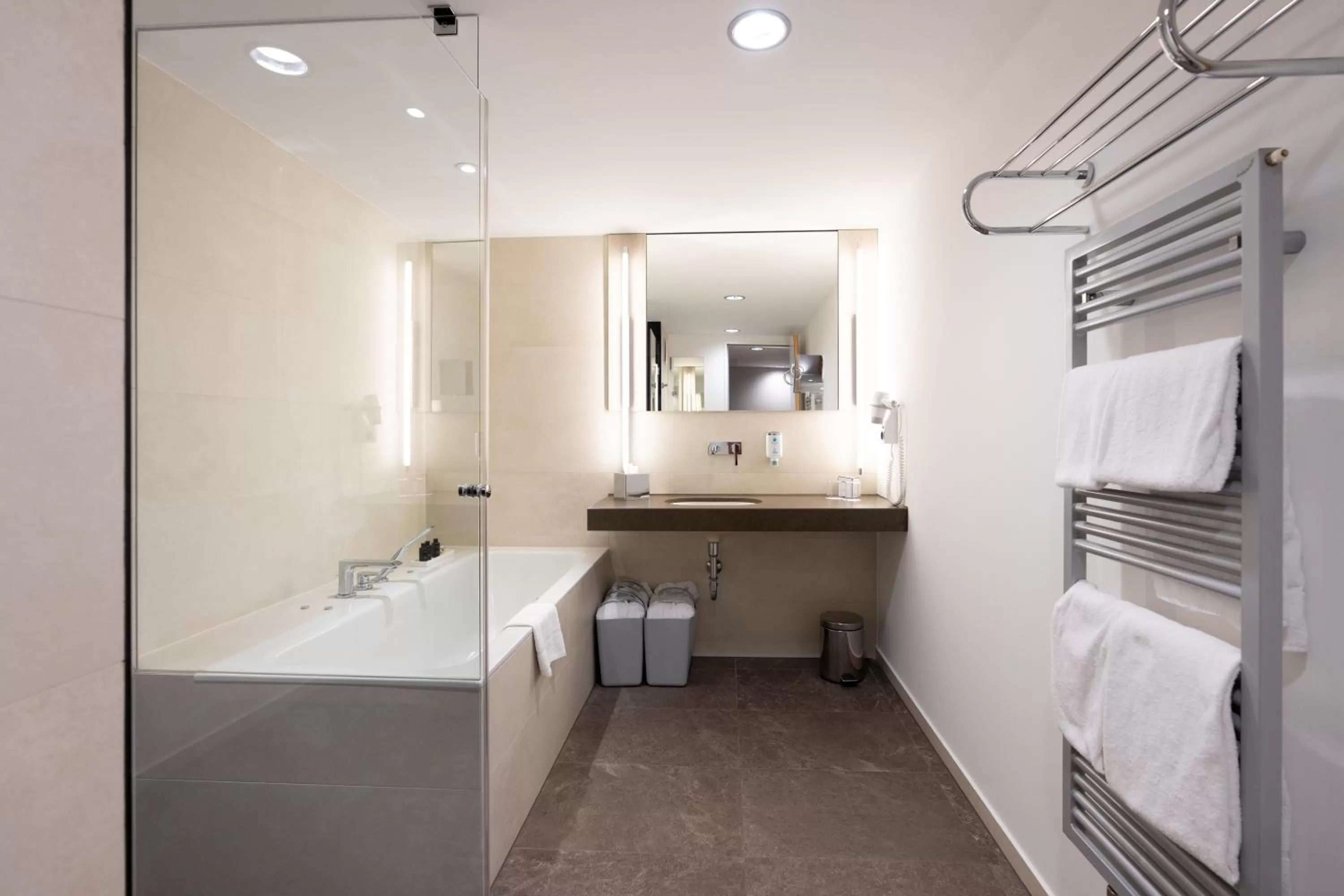 Shower, Bed in Kongresshotel Potsdam am Templiner See