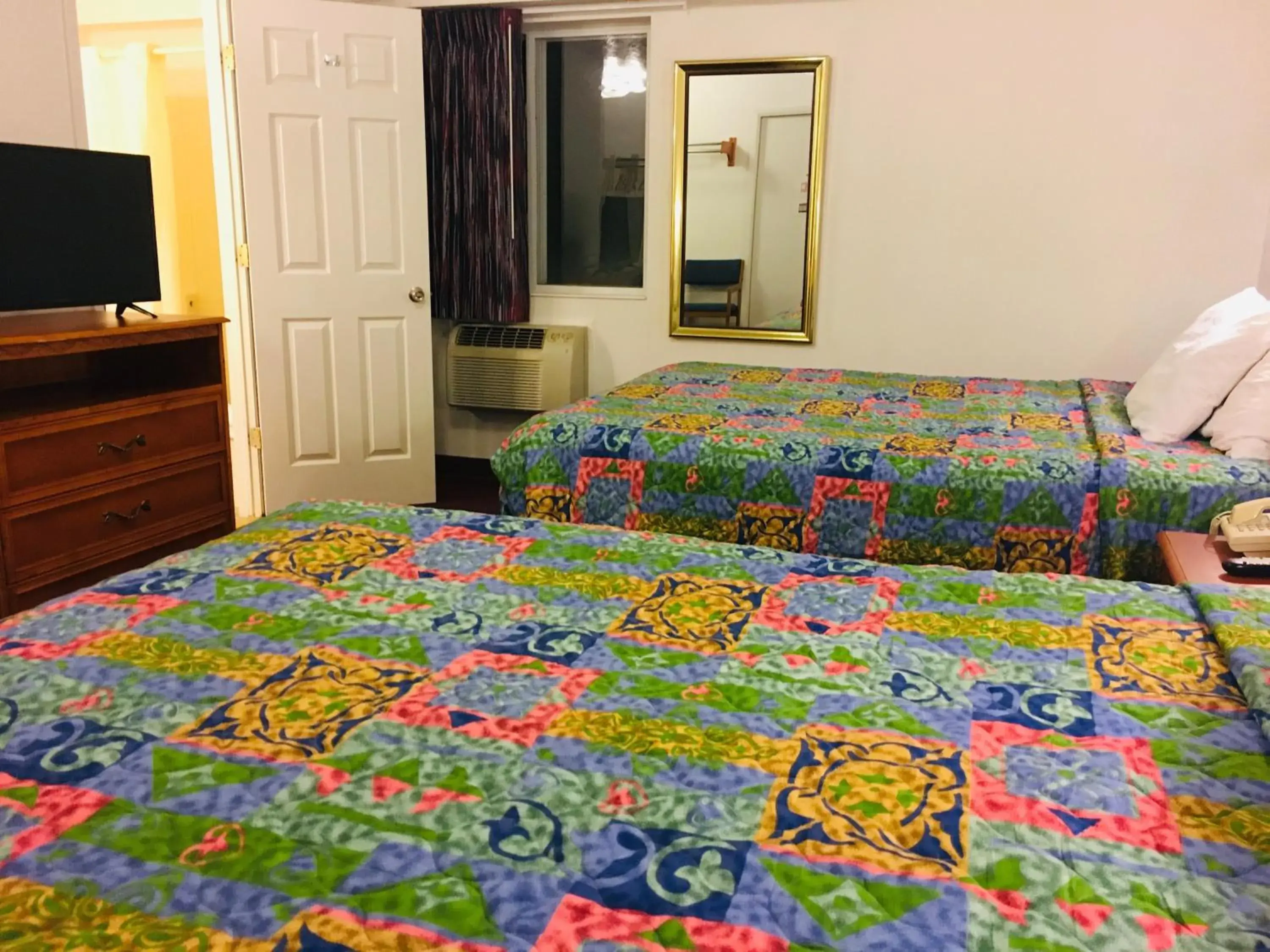 Bedroom, Bed in North Country American Inn