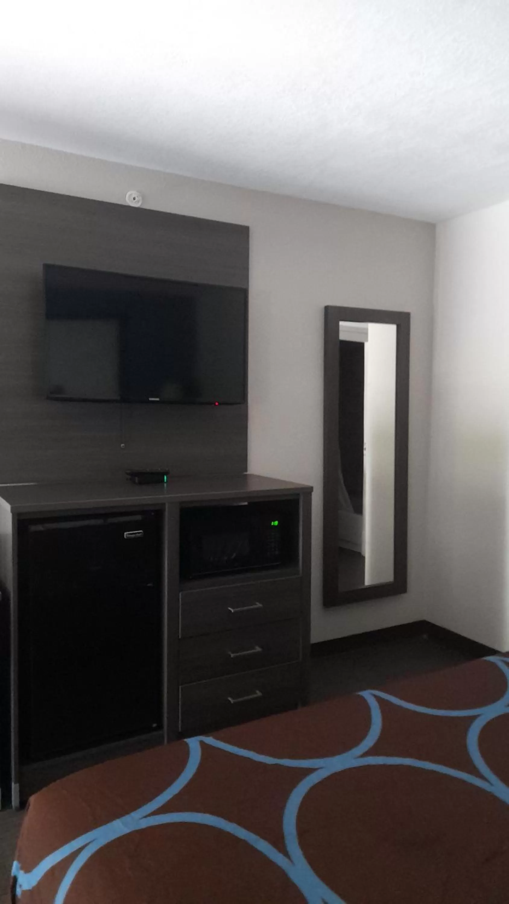 TV and multimedia in Super 8 Motel by Wyndham near Fort Lauderdale Arpt