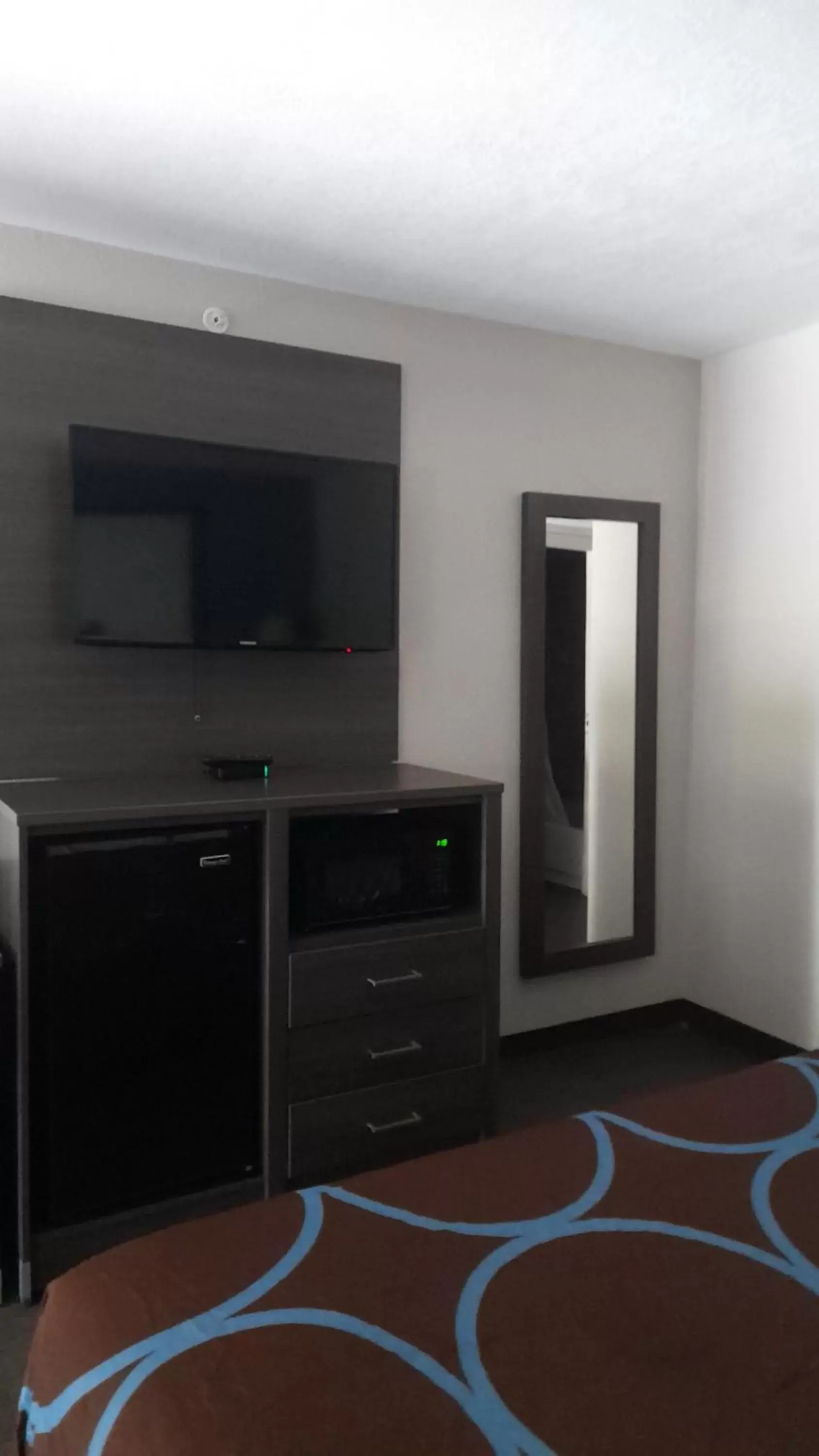 TV and multimedia, TV/Entertainment Center in Super 8 by Wyndham Dania/Fort Lauderdale Arpt