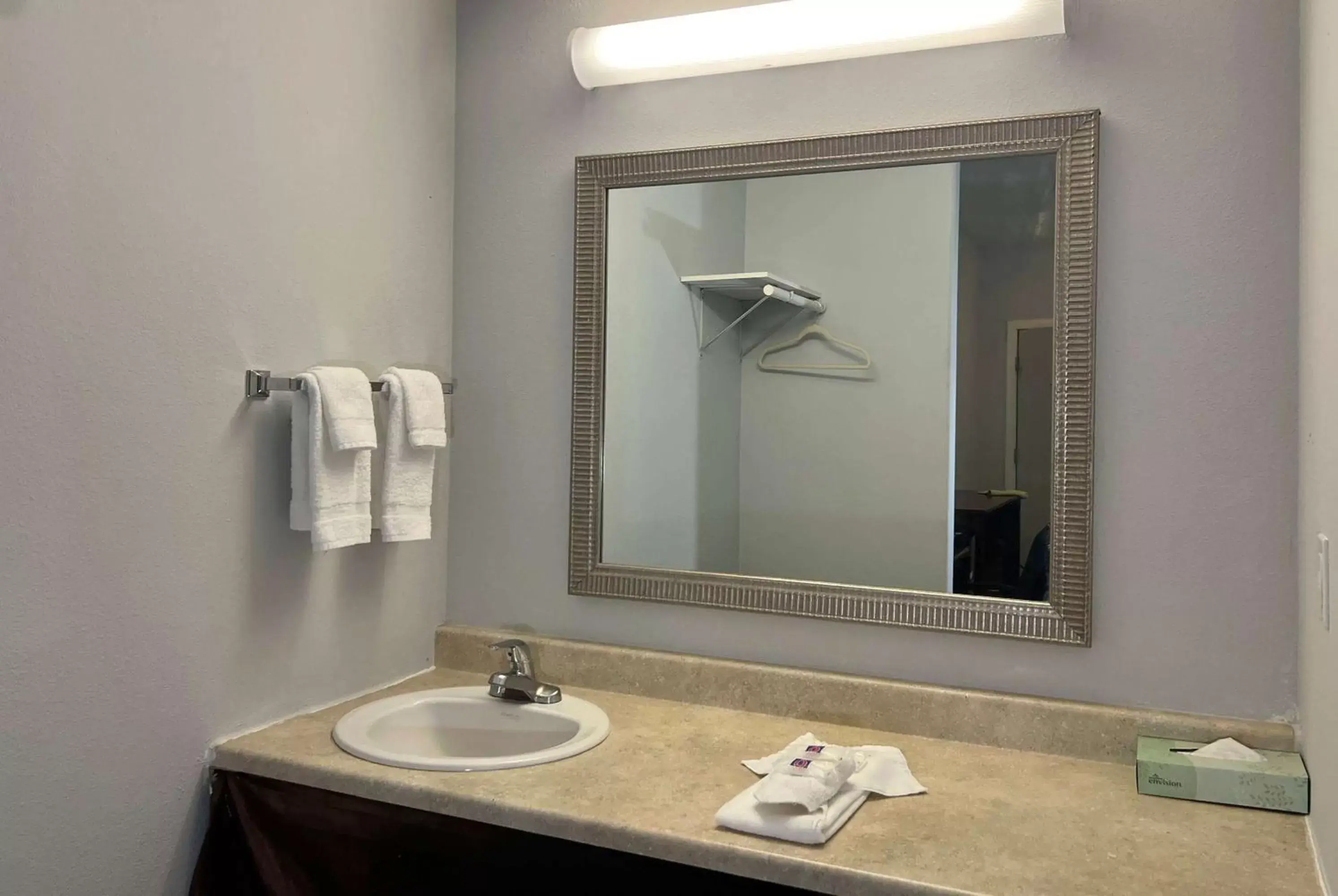TV and multimedia, Bathroom in Baymont by Wyndham Ridgecrest