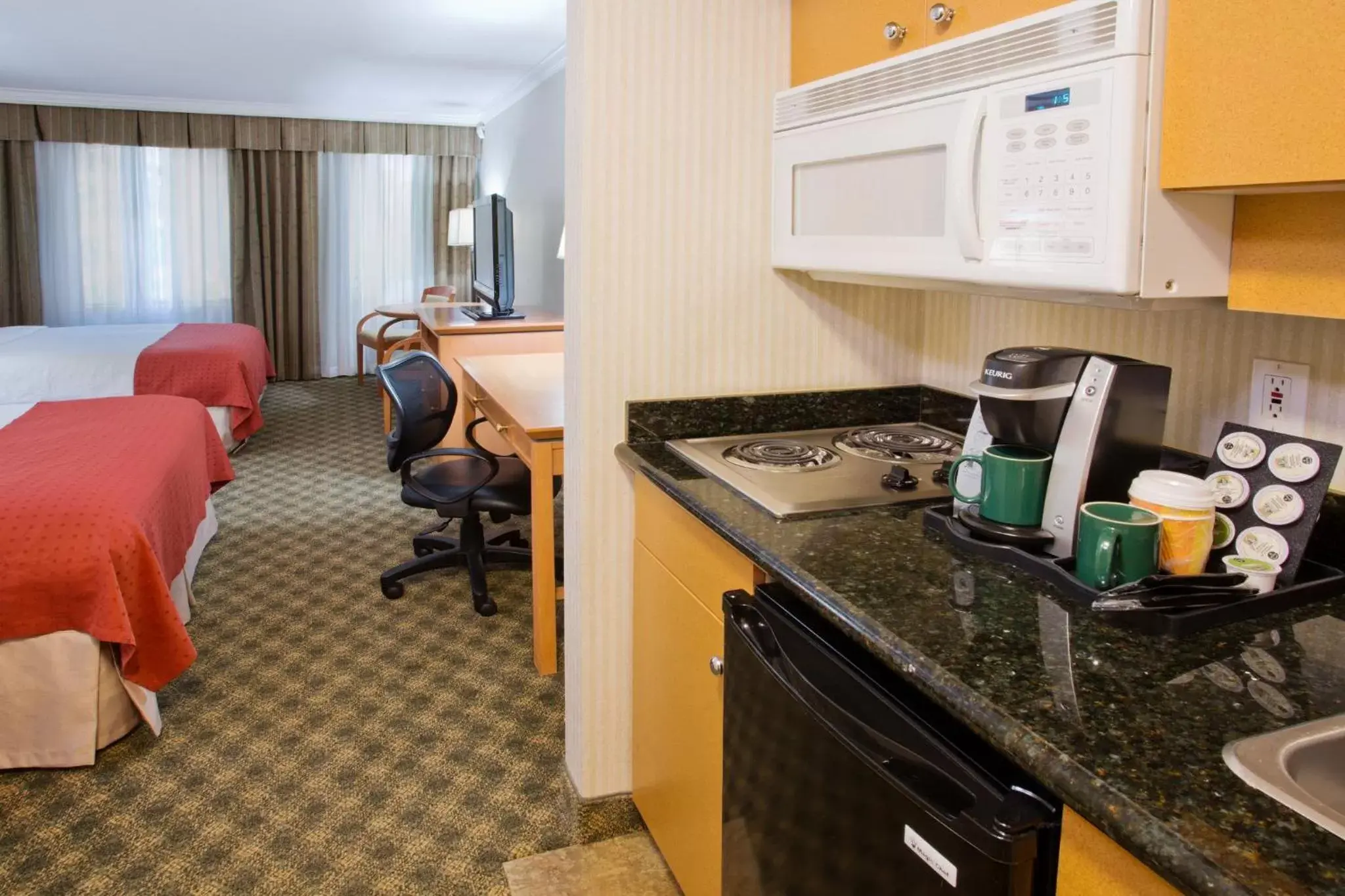 Photo of the whole room, Kitchen/Kitchenette in Holiday Inn & Suites North Vancouver, an IHG Hotel