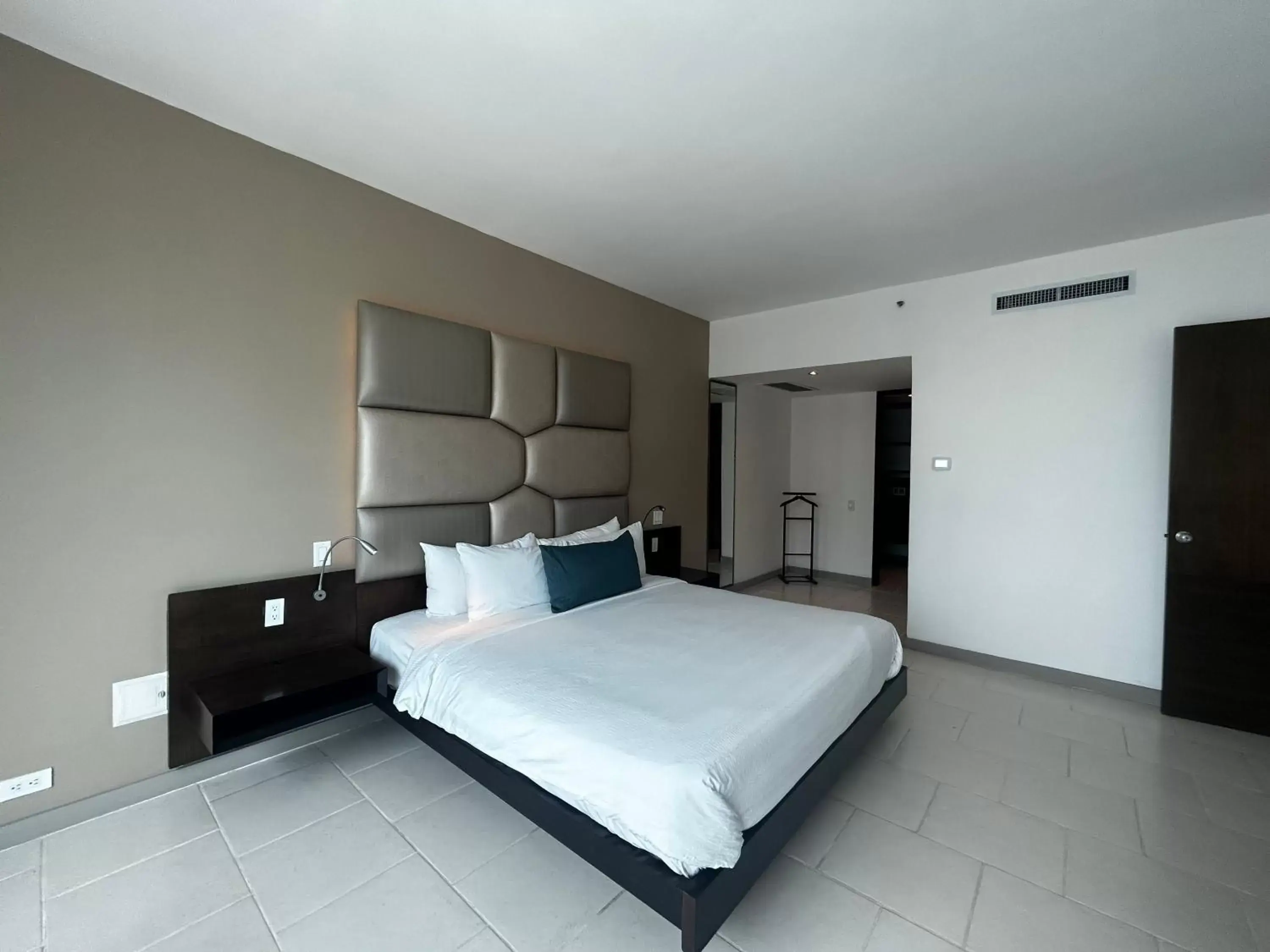 Bed in Decapolis Hotel Panama City