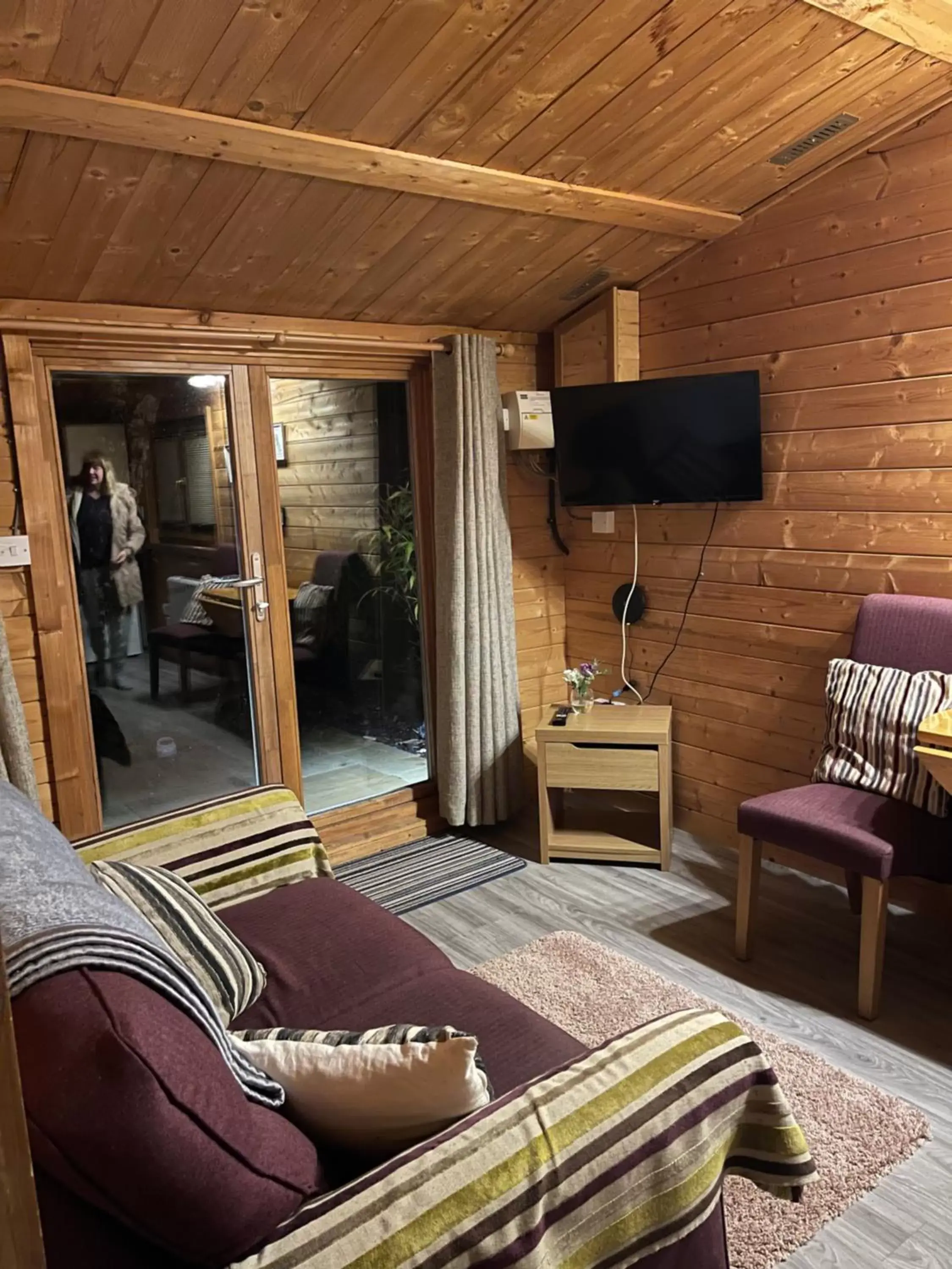 Living room, TV/Entertainment Center in West View Lodge