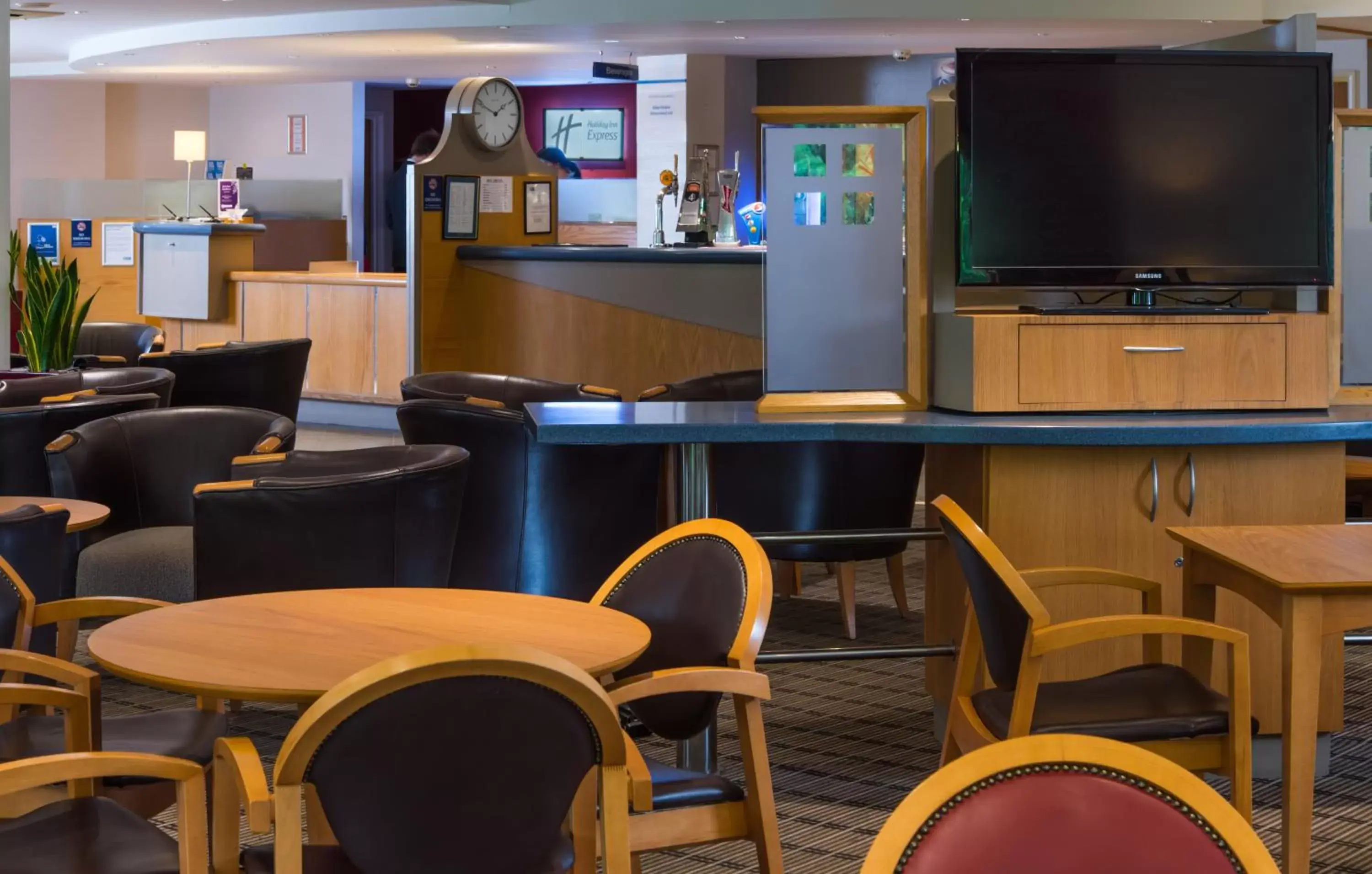 Lounge or bar, Lounge/Bar in Holiday Inn Express Inverness, an IHG Hotel