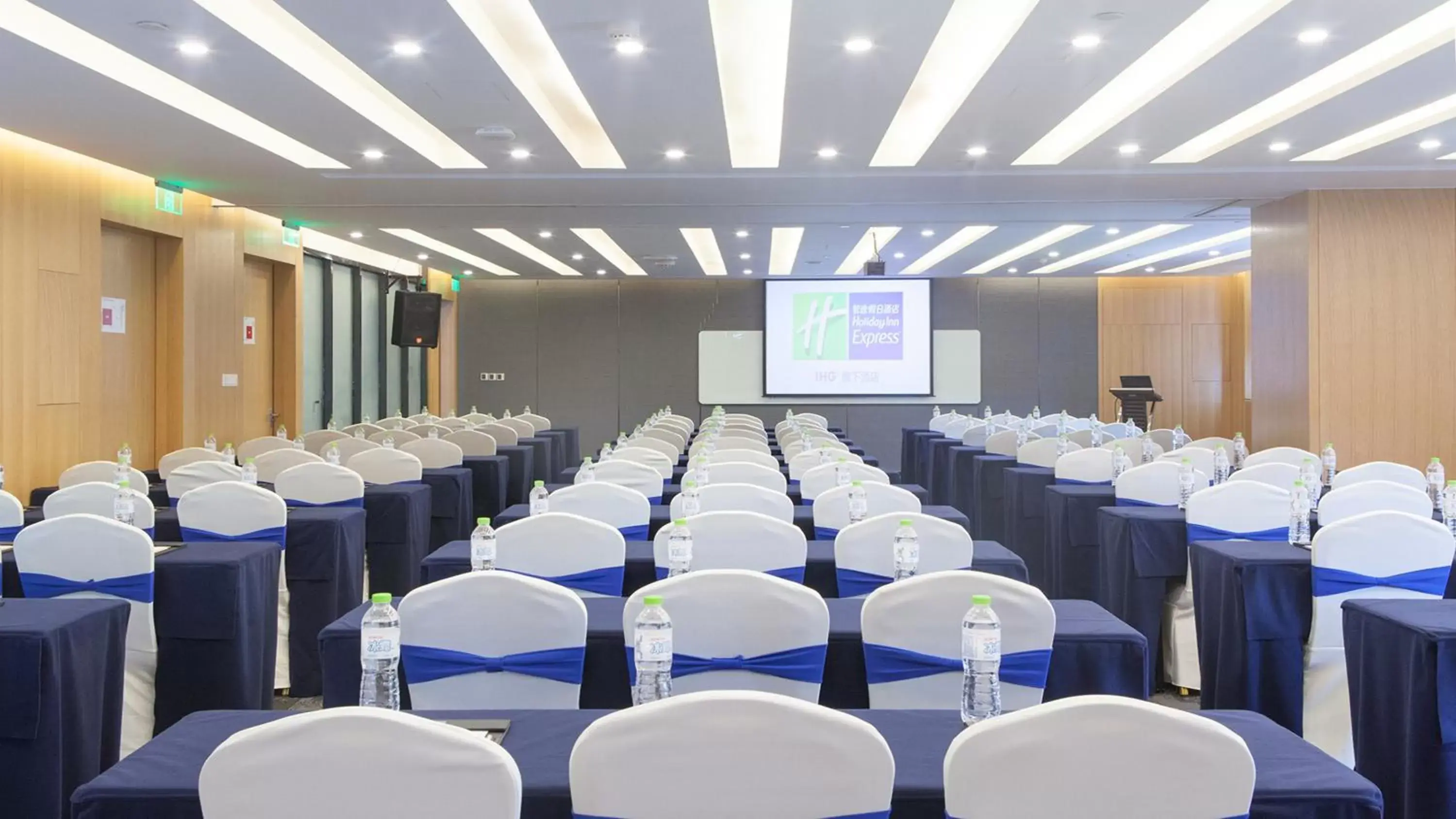 Meeting/conference room in Holiday Inn Express Chengdu Airport Zone(Chengdu Shuangliu International Airport Branch), an IHG Hotel