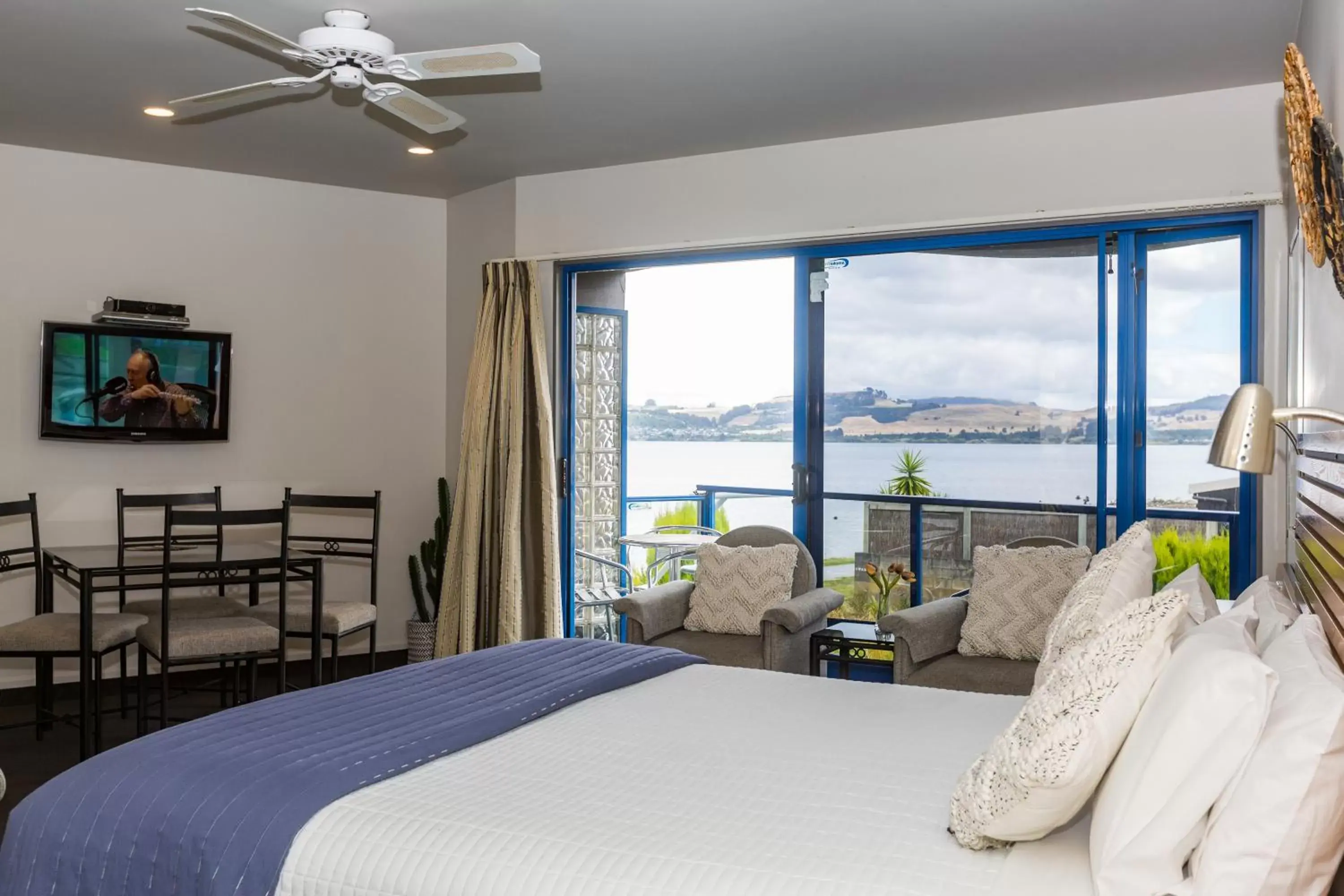 Family Room with Lake View in Clearwater Motor Lodge Family Room with Lake View in Clearwater Motor Lodge