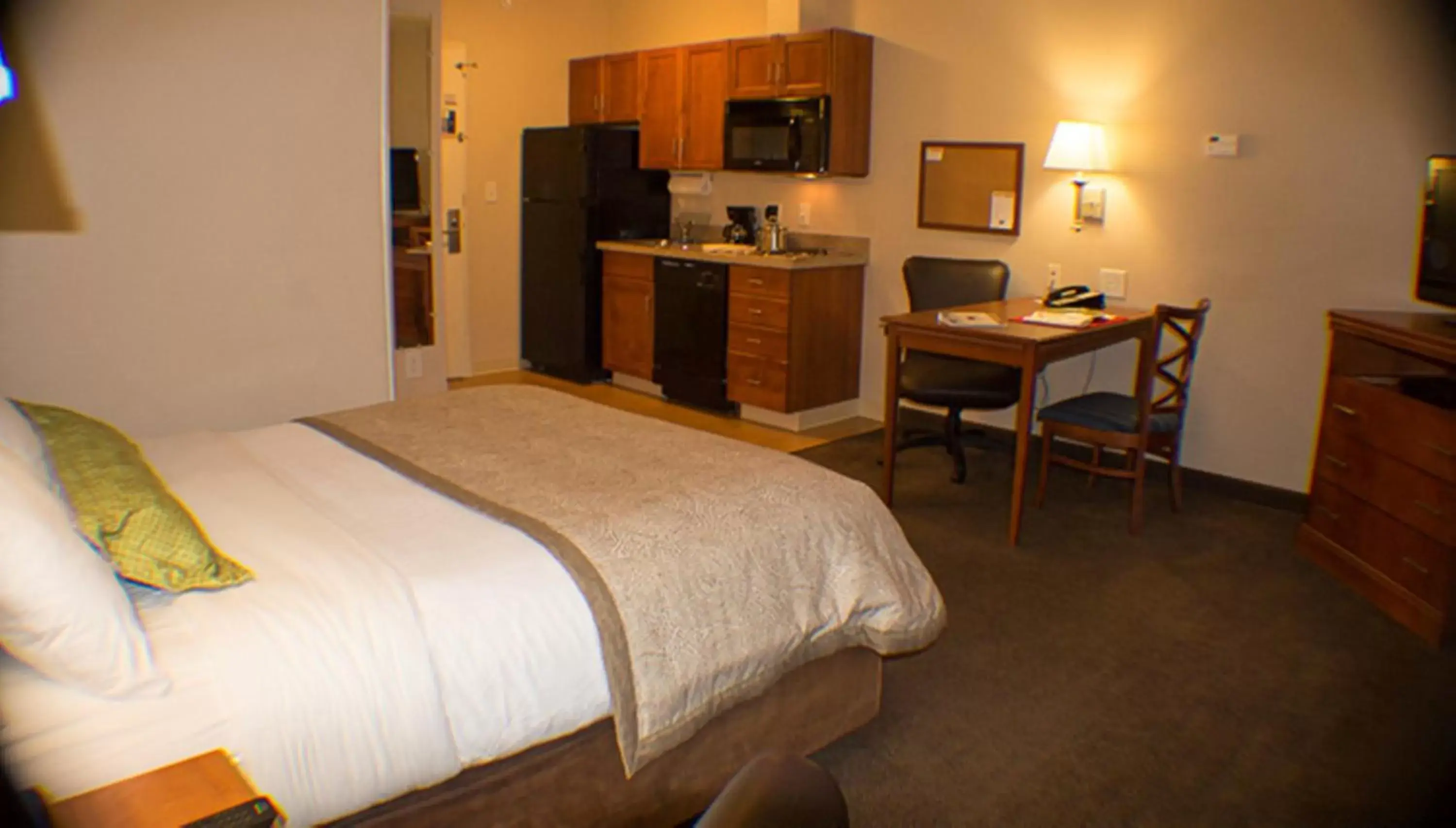 Photo of the whole room, Bed in Candlewood Suites Jacksonville, an IHG Hotel