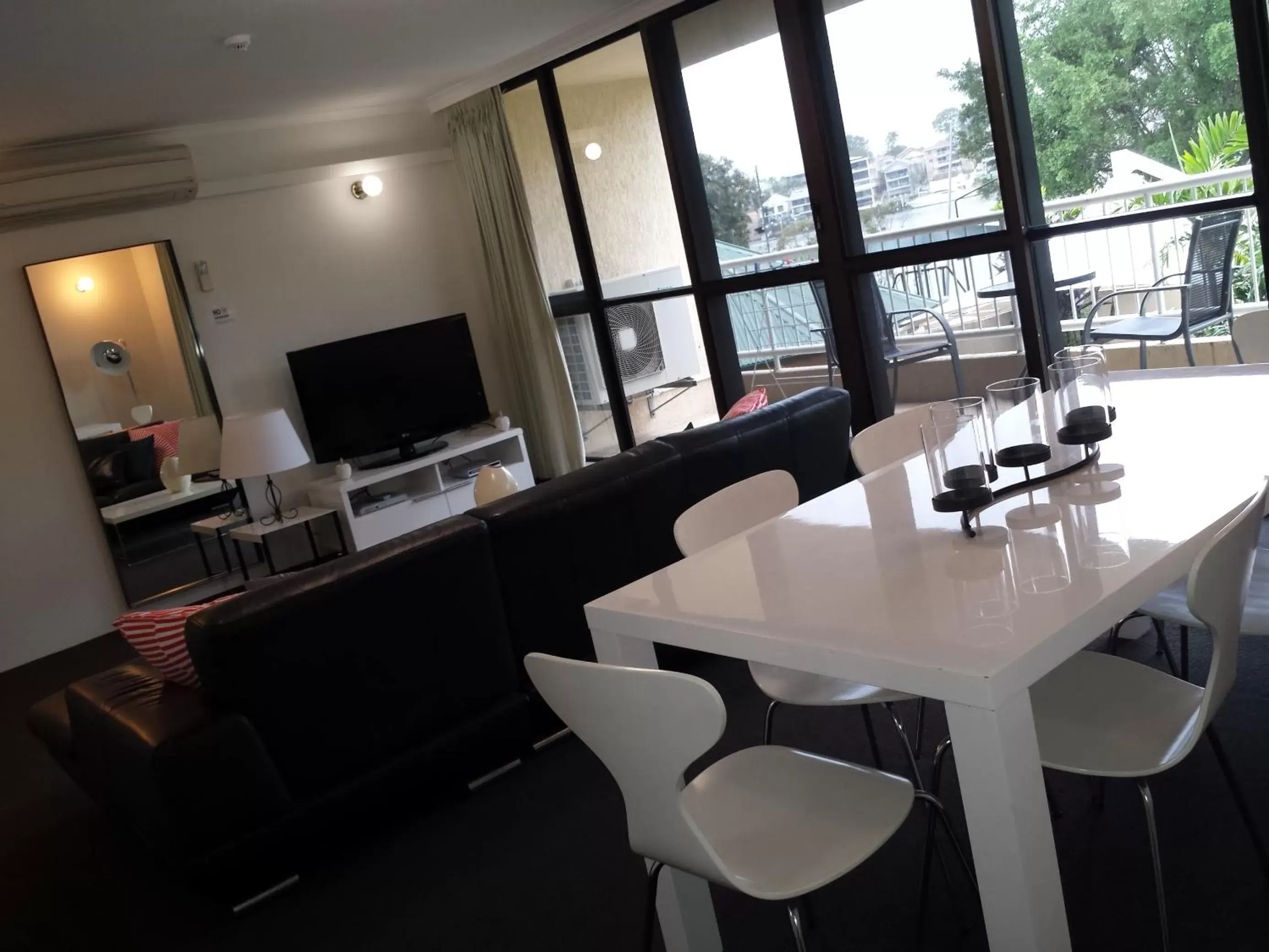 Day, Lounge/Bar in Kirribilli Apartments