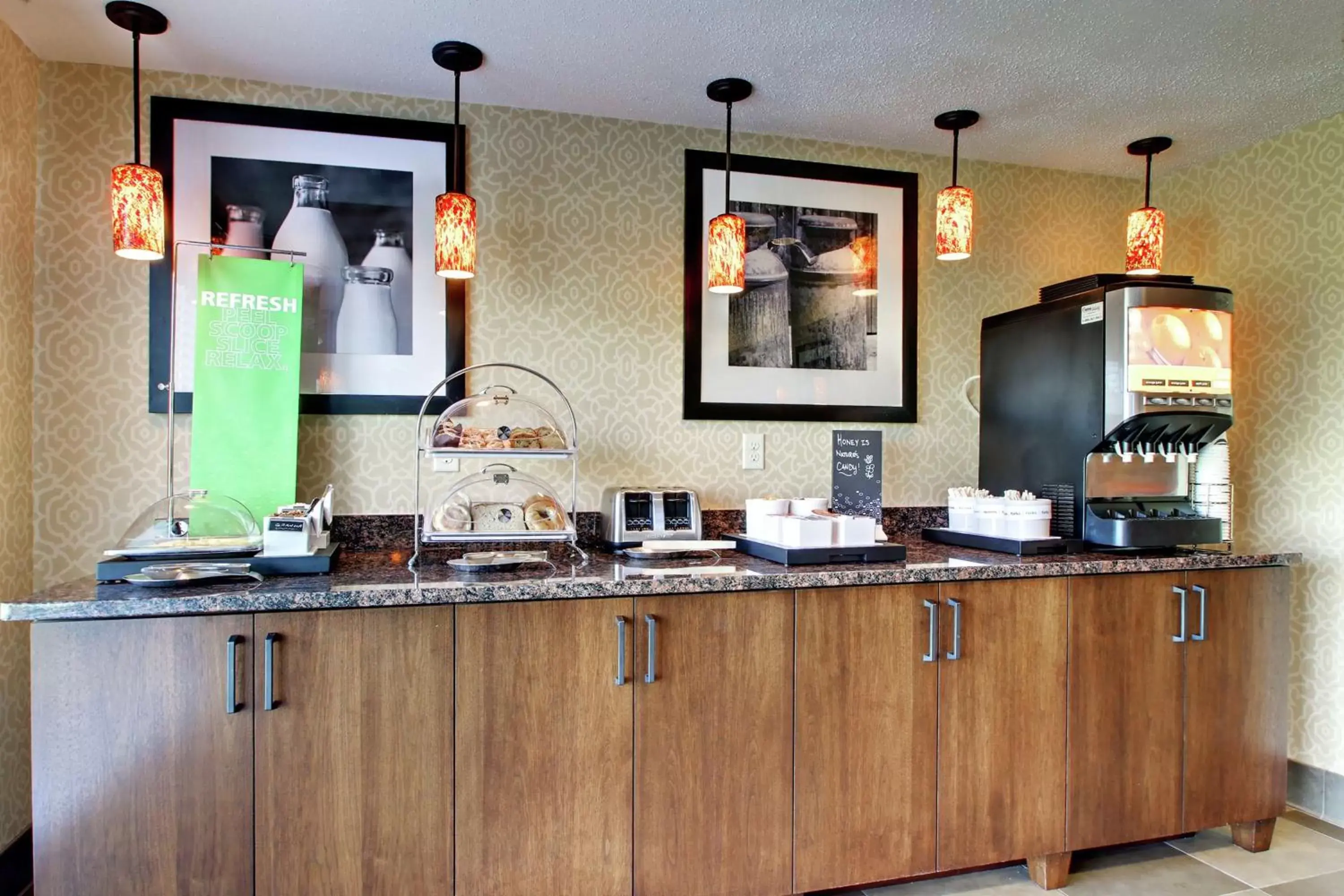 Breakfast, Kitchen/Kitchenette in Hampton Inn Ottawa - Starved Rock Area
