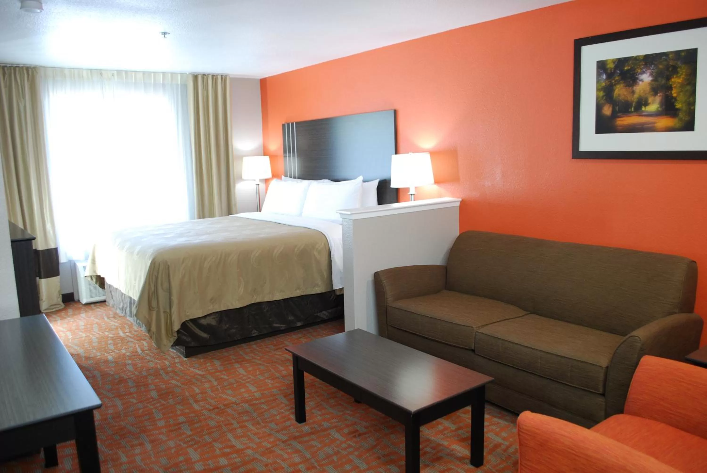 Living room, Bed in Quality Inn & Suites Fresno Northwest