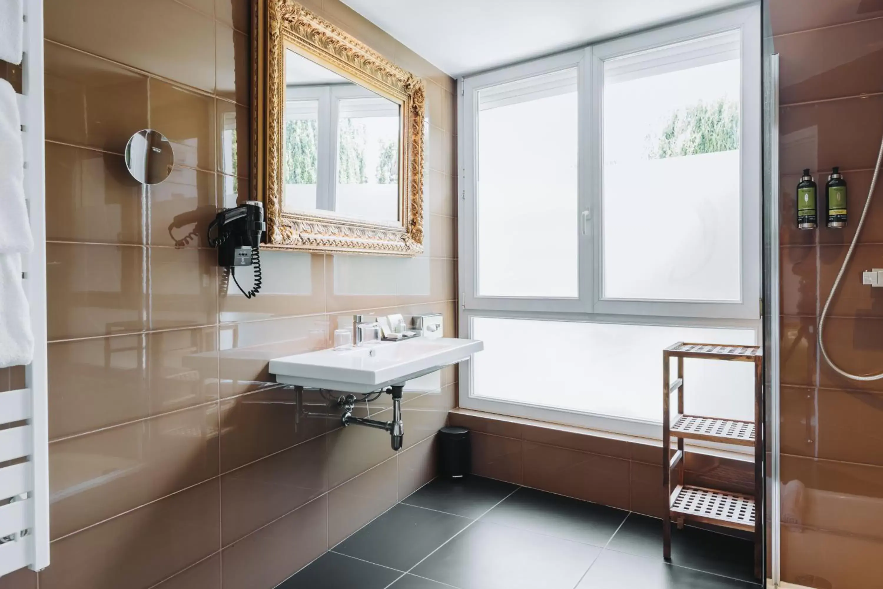 Bedroom, Bathroom in Hôtel La Villa Cannes