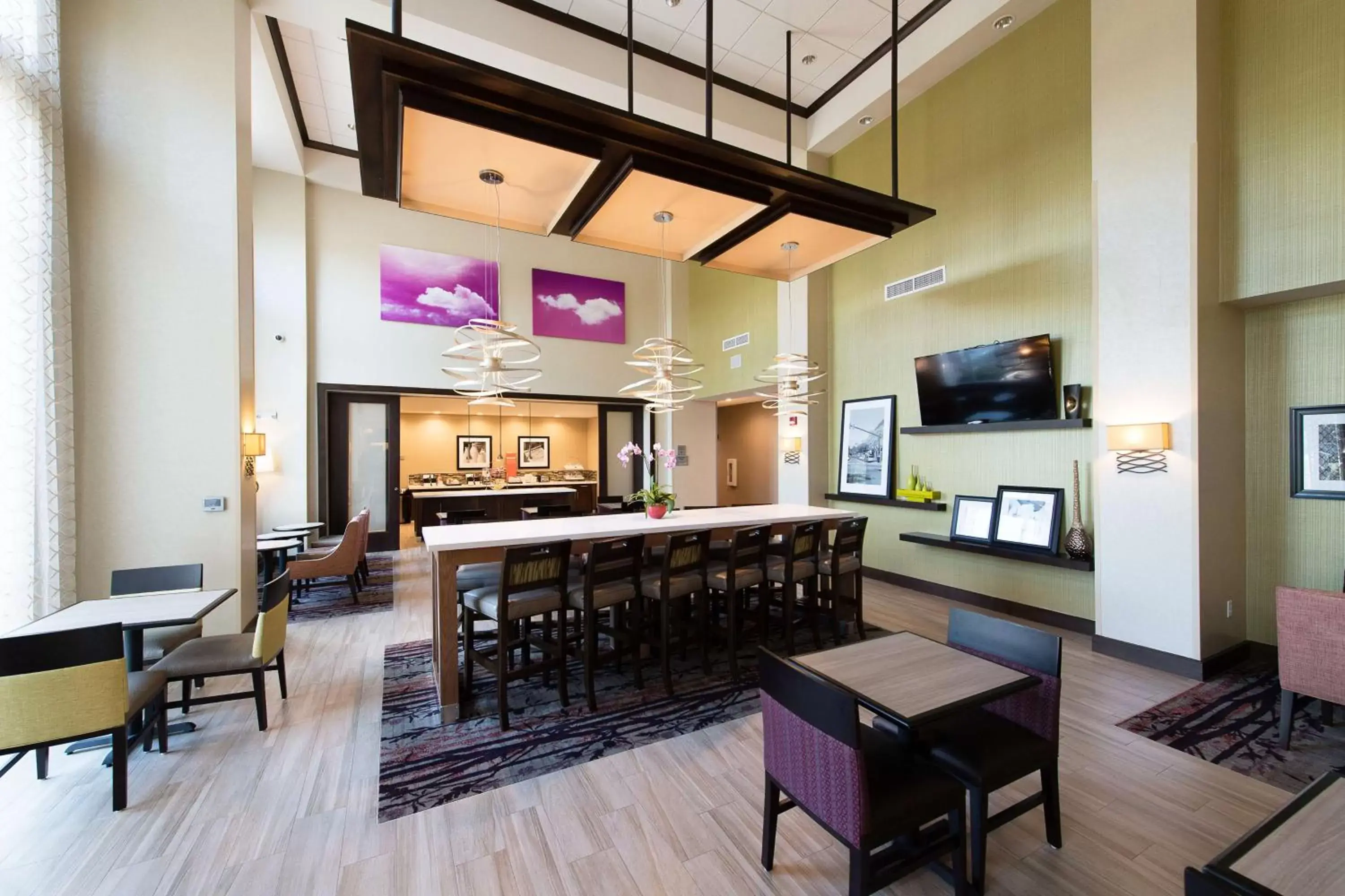 Dining area in Hampton Inn and Suites Fayetteville, NC