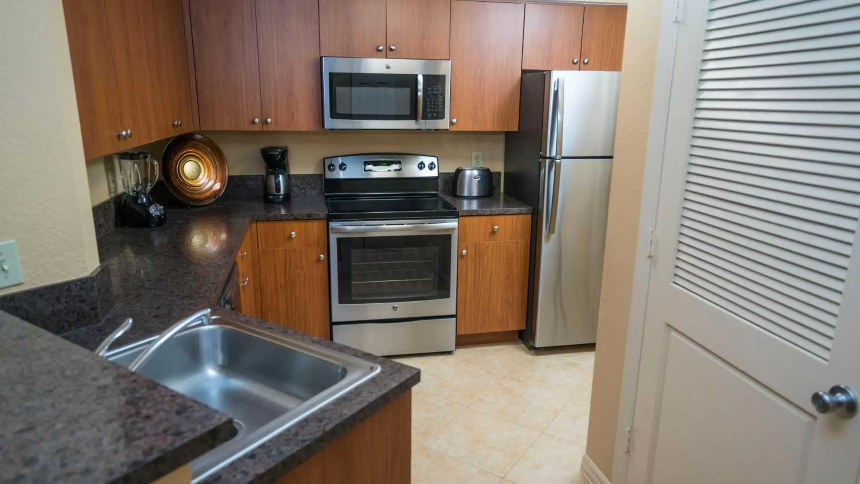 Kitchen or kitchenette, Kitchen/Kitchenette in Mizner Place at Weston Town Center