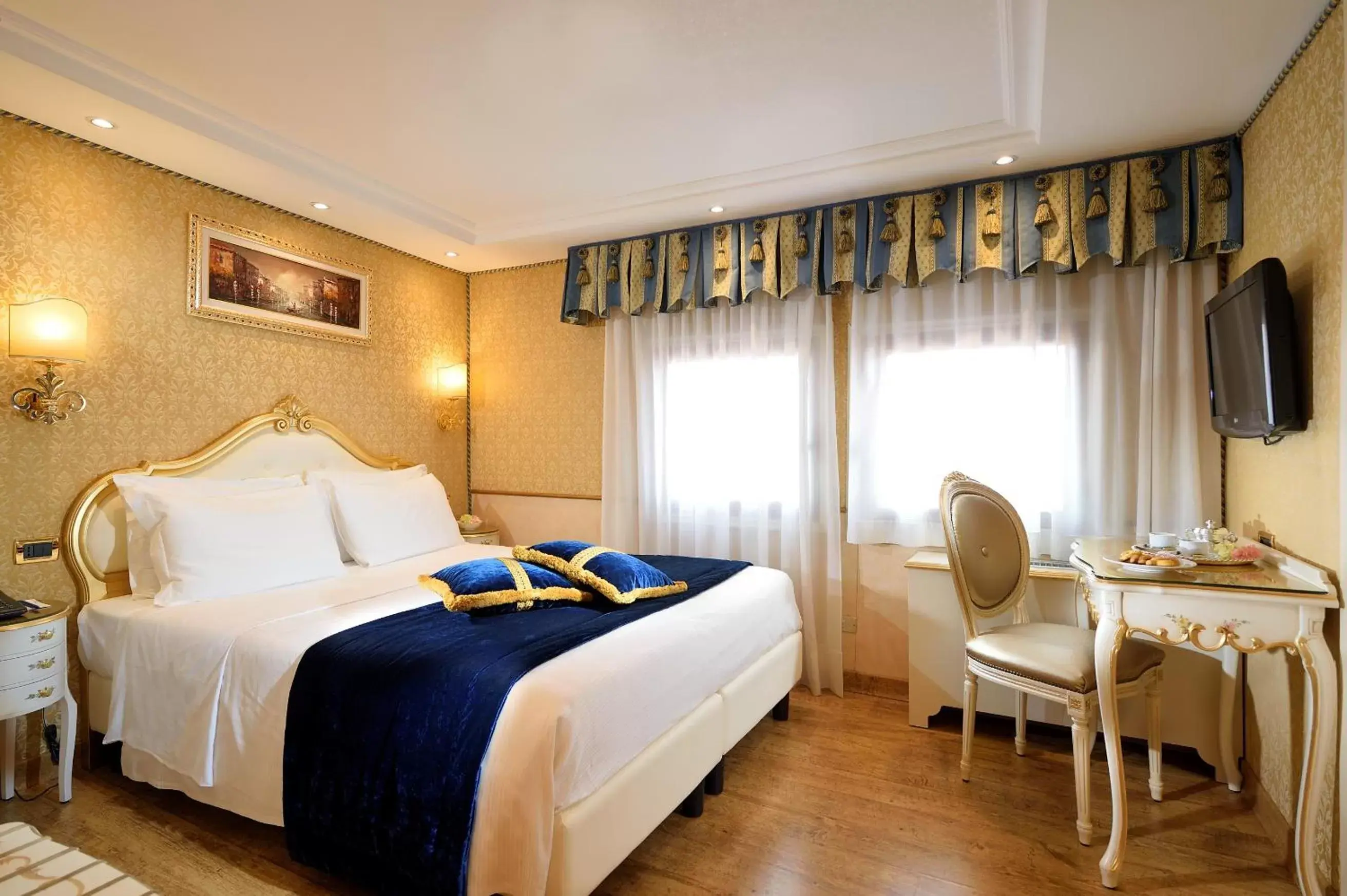 Day, Bed in Hotel Olimpia Venice, BW Signature Collection