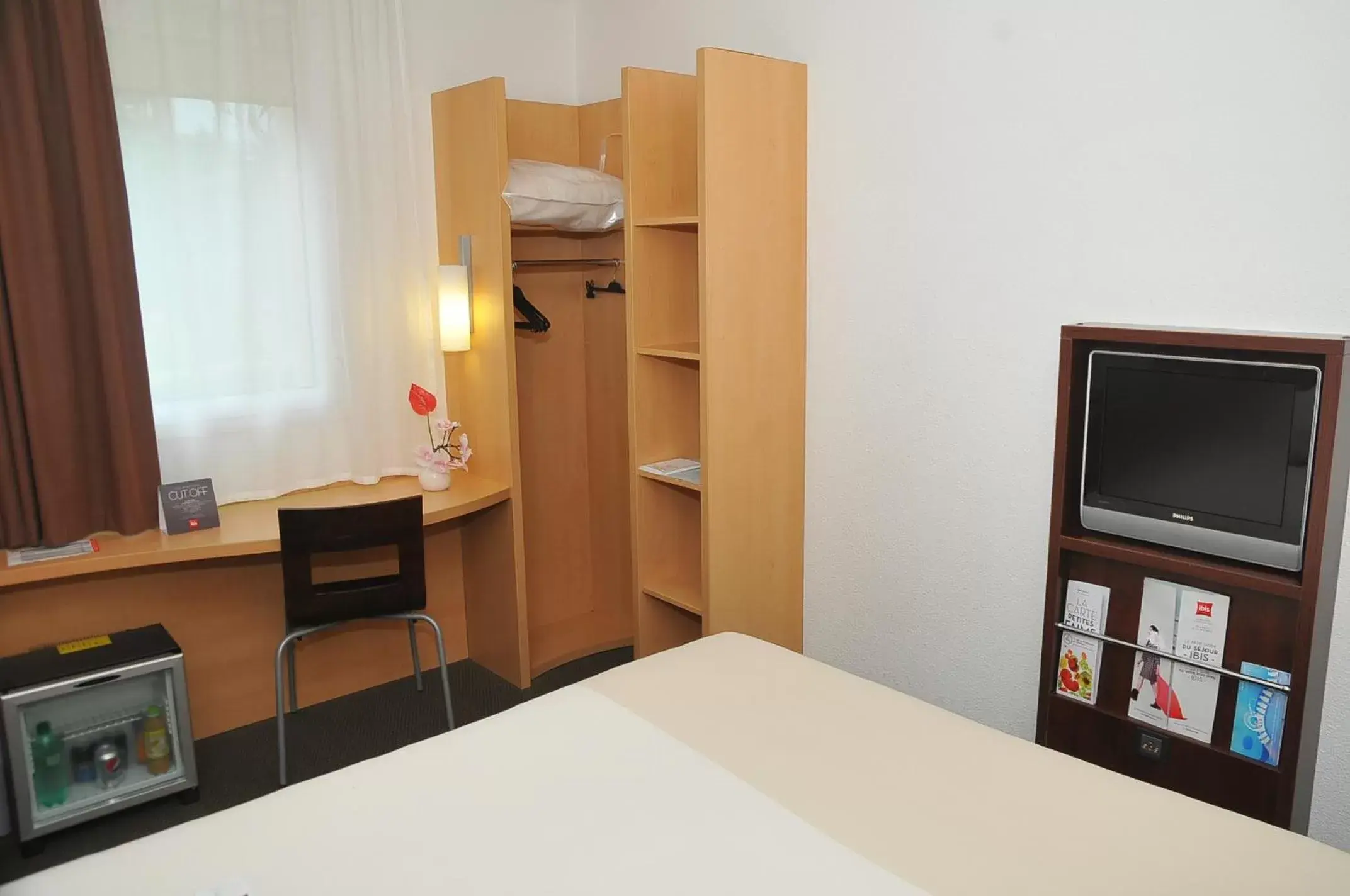 TV and multimedia, Bed in Ibis Cotonou TV and multimedia, Bed in Ibis Cotonou