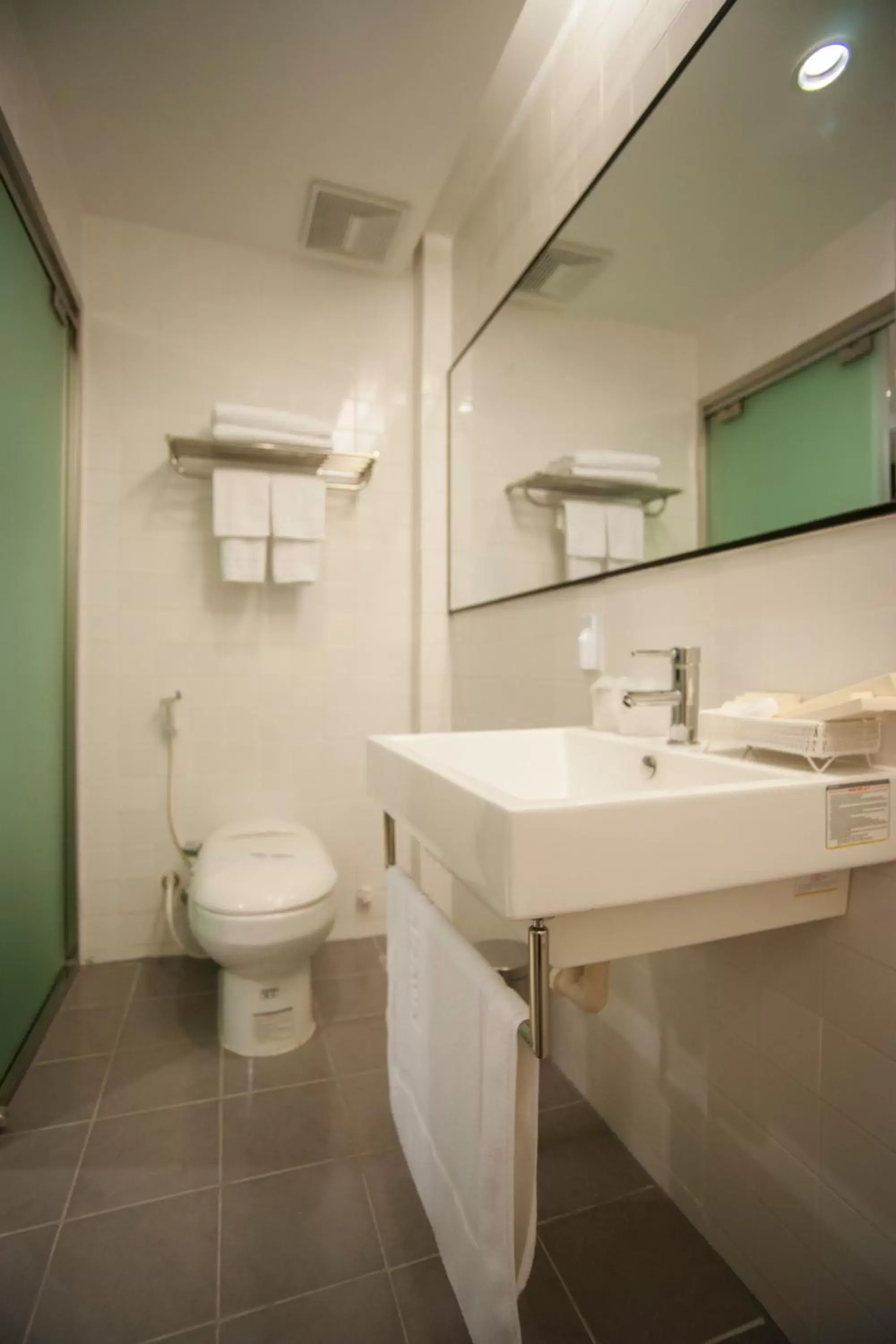 Bathroom in The Alcove Library Hotel