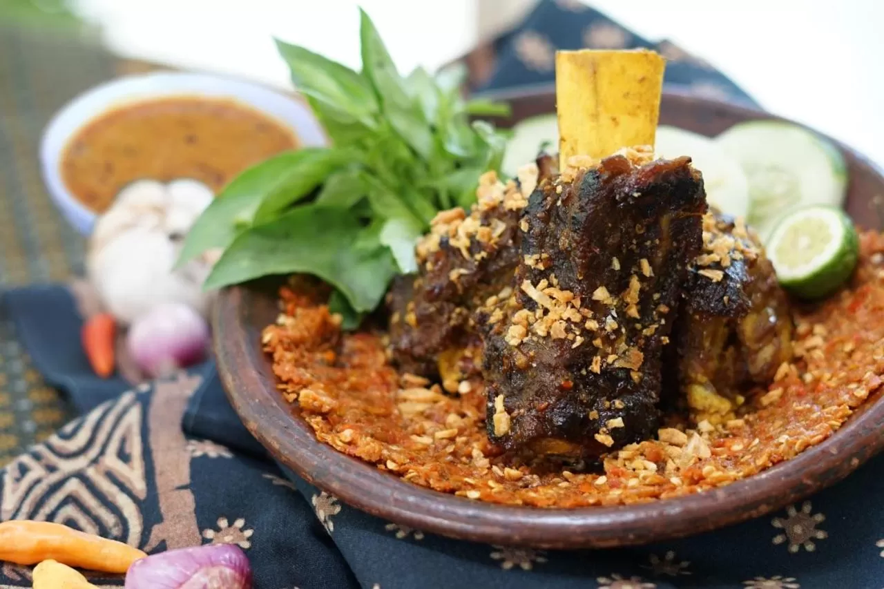 Food in Deka Hotel Surabaya HR Muhammad