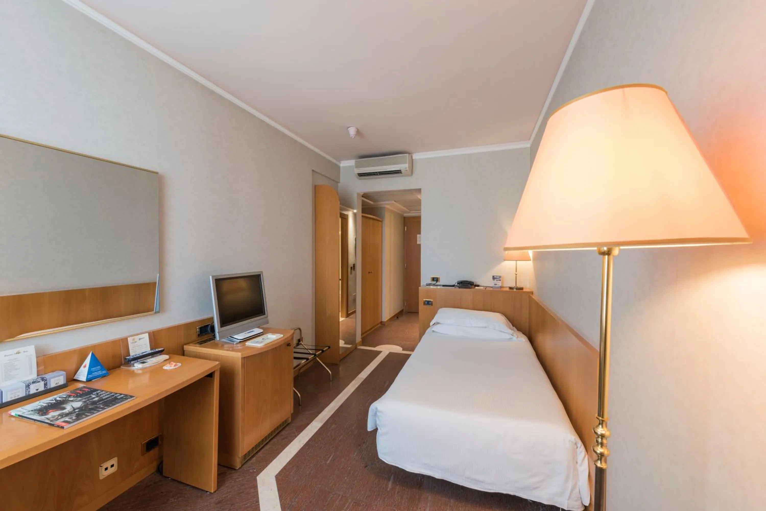 Photo of the whole room, Bed in Caesar's Hotel