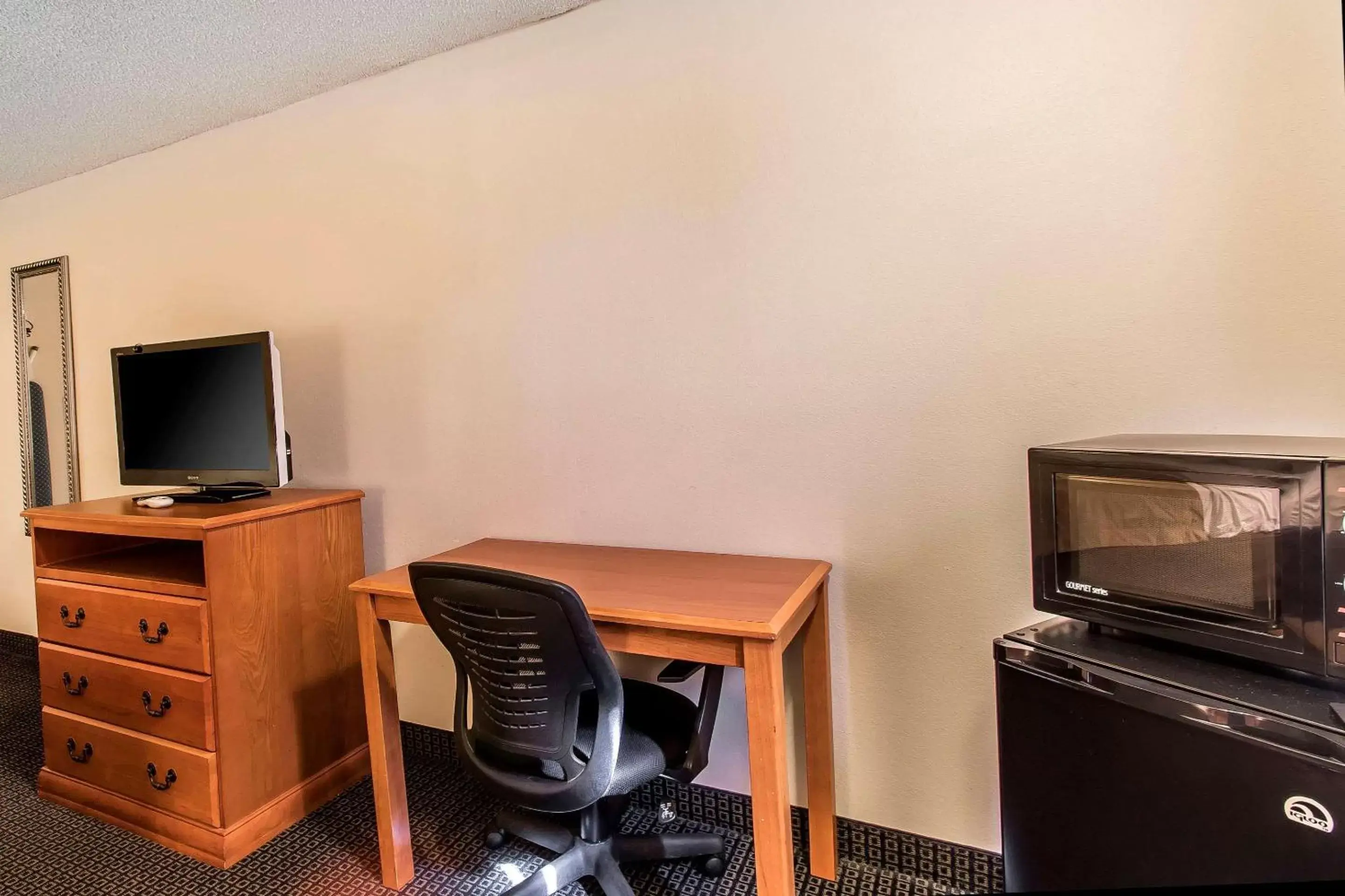 Photo of the whole room, TV/Entertainment Center in Econo Lodge Inn & Suites Clinton