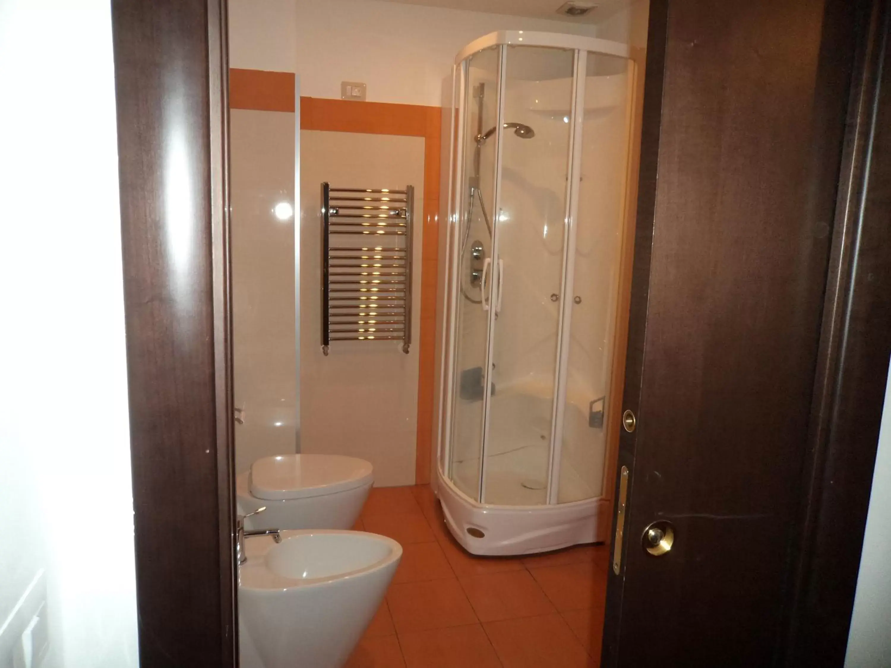 Shower, Bathroom in Catania Crossing B&B - Rooms & Comforts