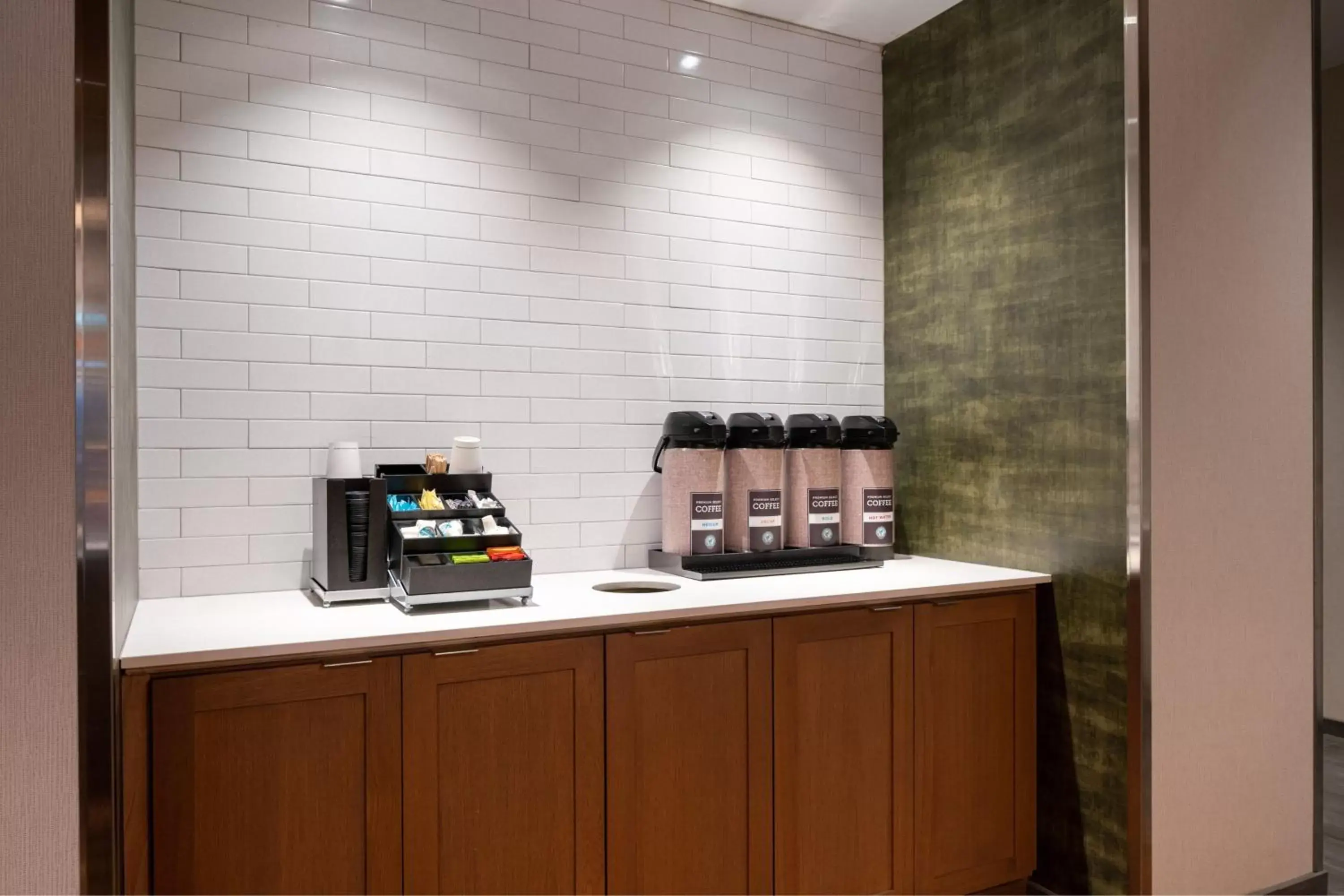 Coffee/tea facilities, Kitchen/Kitchenette in Fairfield by Marriott Inn & Suites Somerset