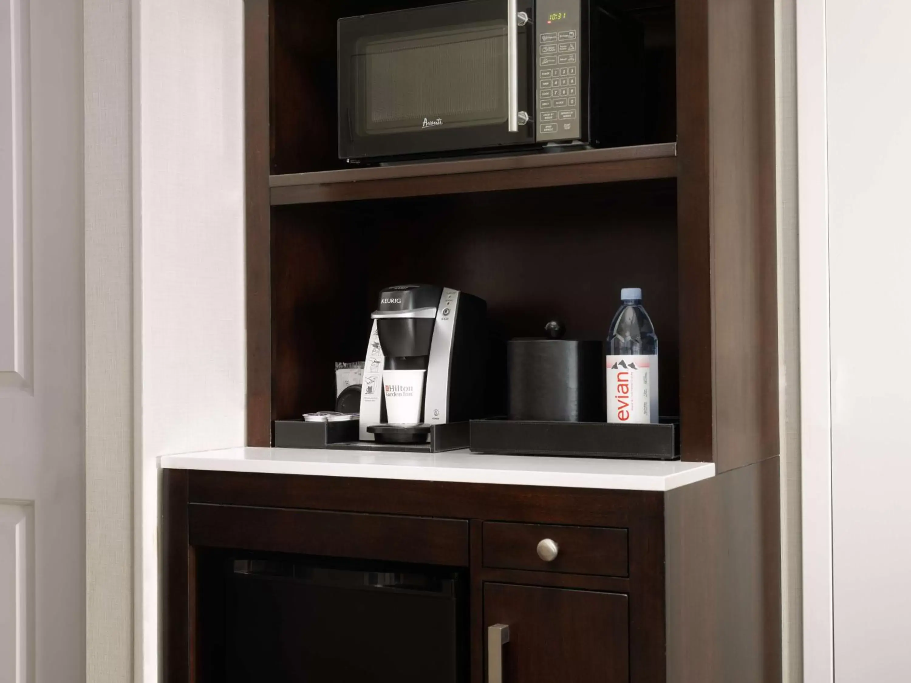 Photo of the whole room, Coffee/Tea Facilities in Hilton Garden Inn Los Angeles/Redondo Beach