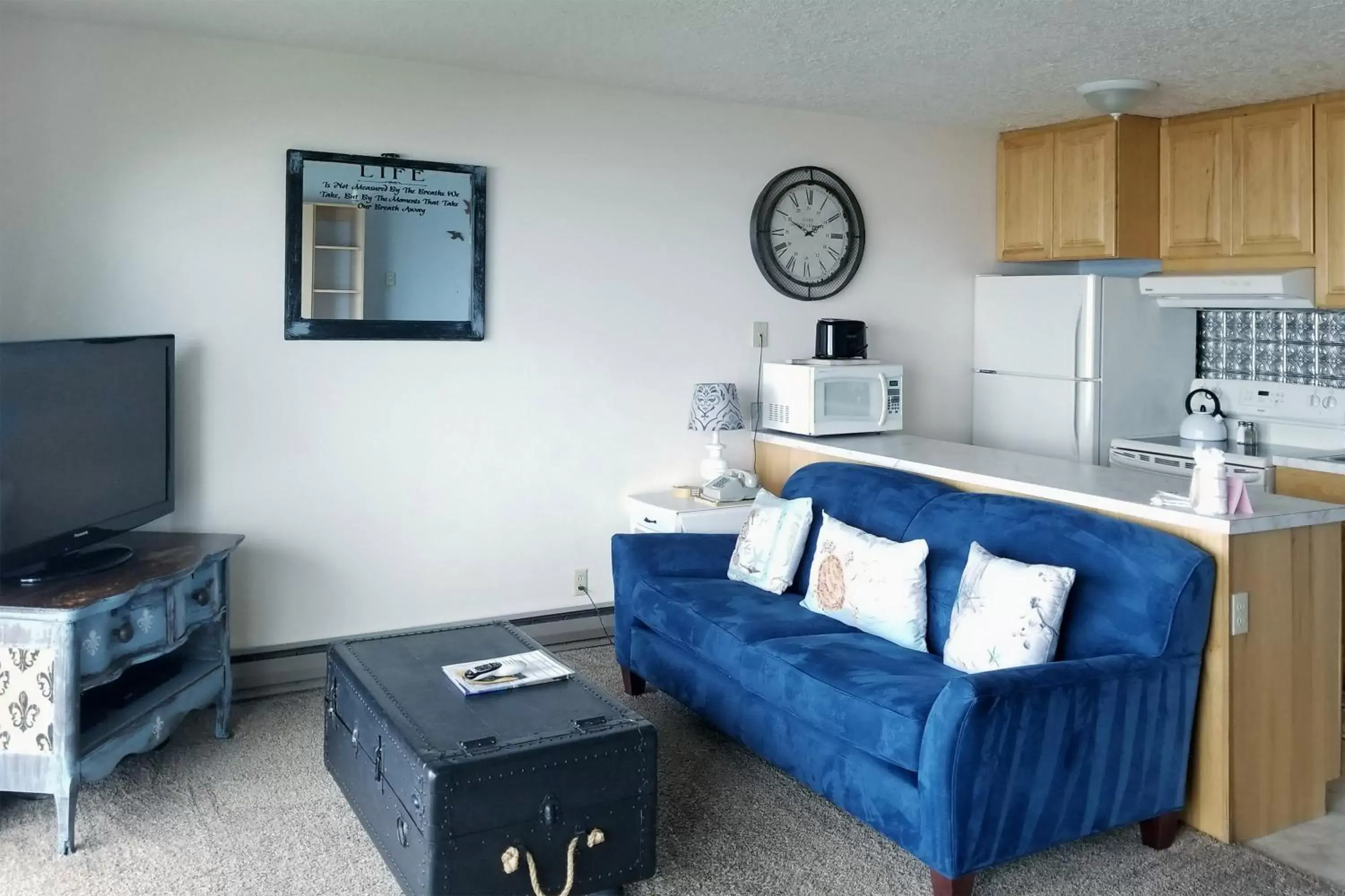 Kitchen or kitchenette, Seating Area in Ocean Terrace Condominiums