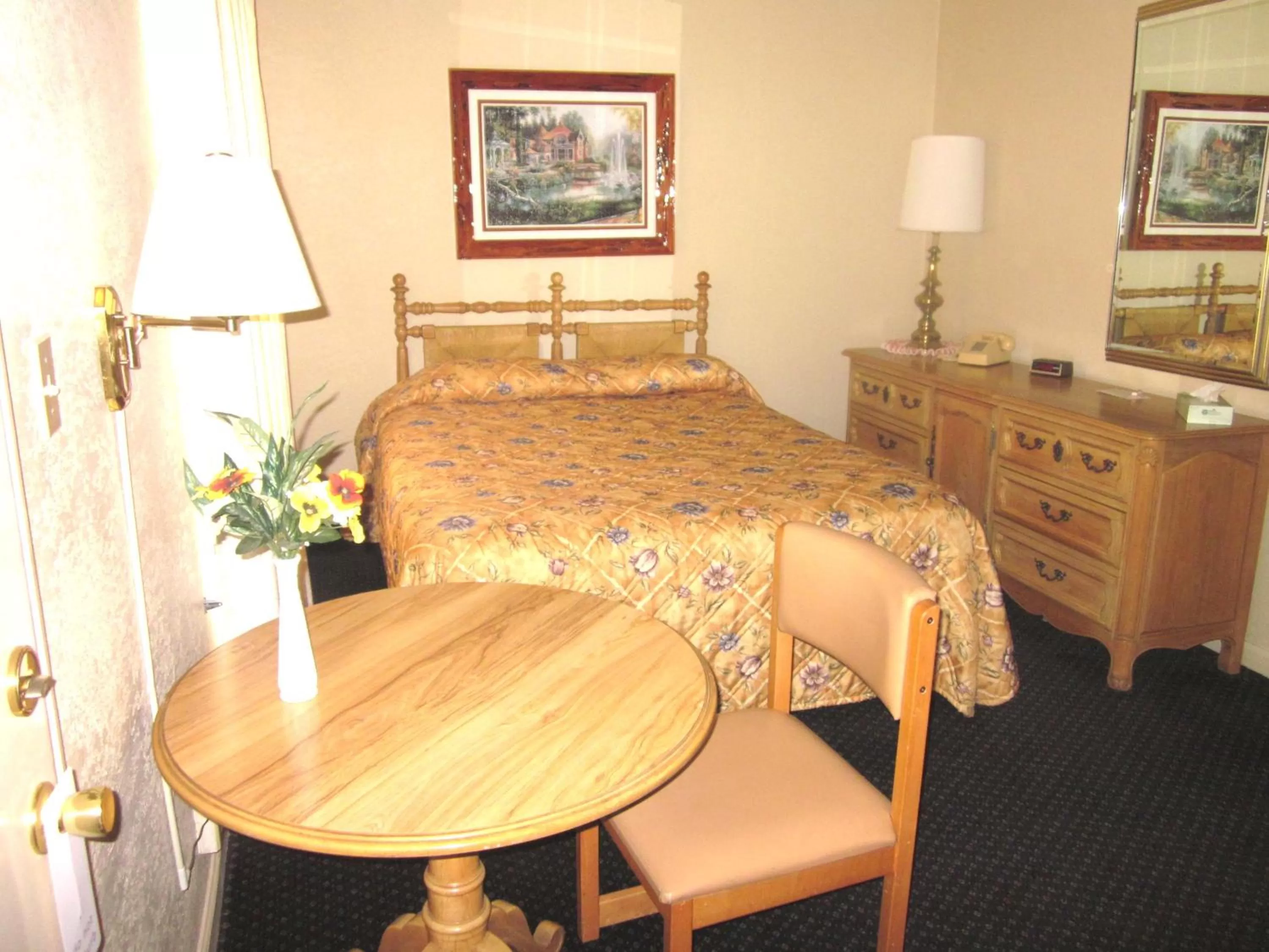 Photo of the whole room, Bed in Color Country Motel