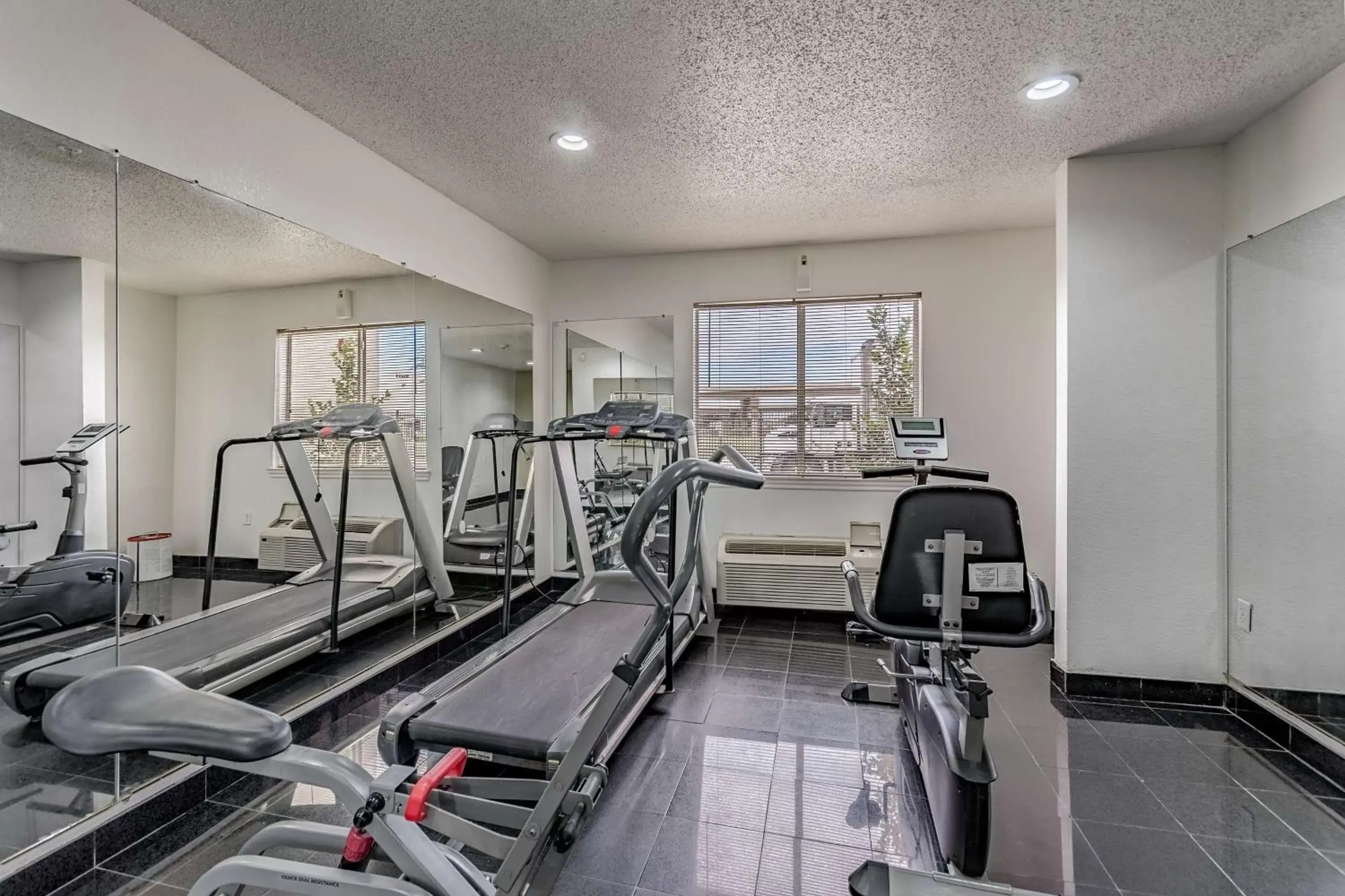 Fitness centre/facilities, Fitness Center/Facilities in Studio 6-Dallas, TX