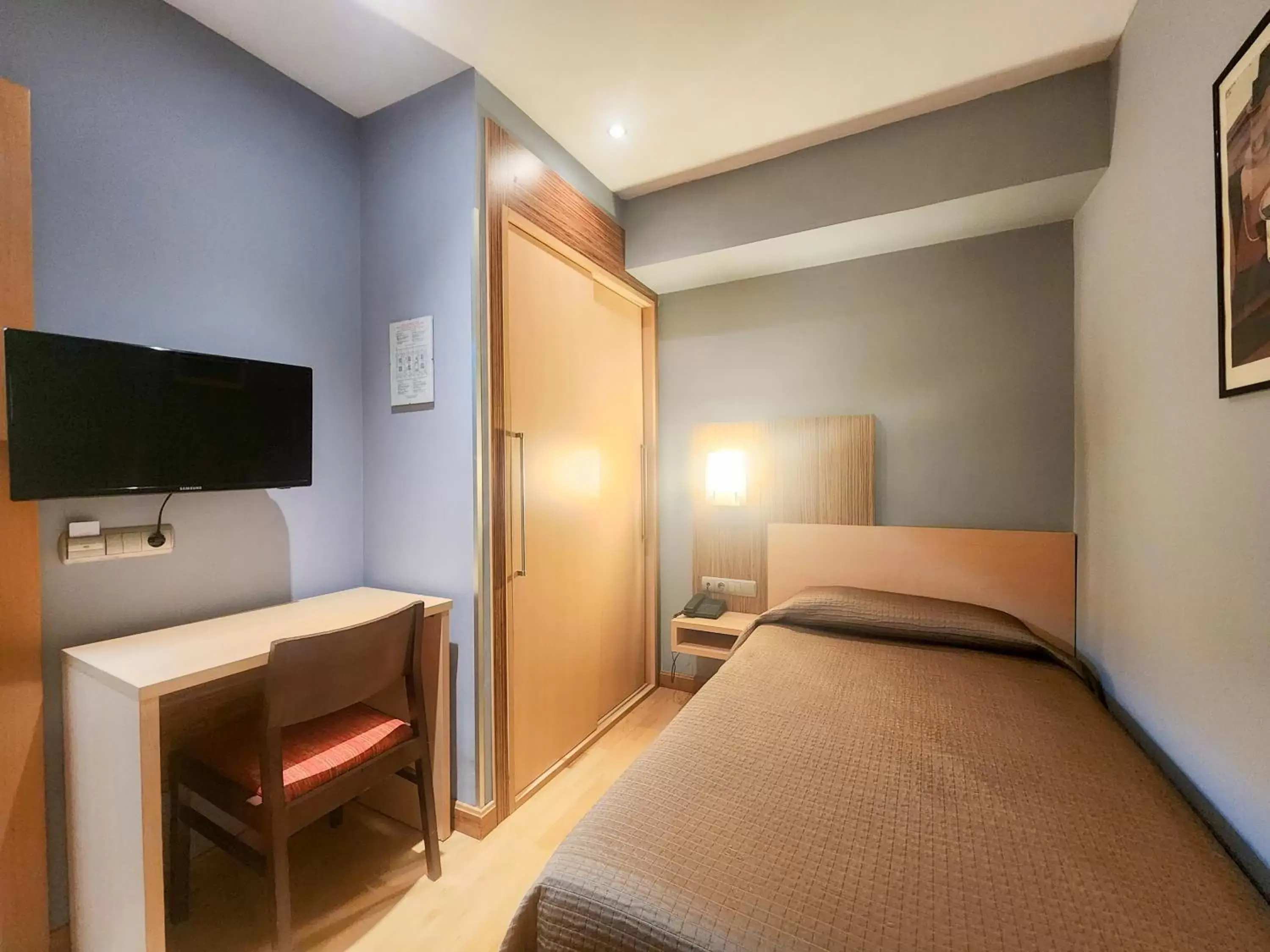 Bed, TV/Entertainment Center in Hotel Faranda Express Alisas Santander