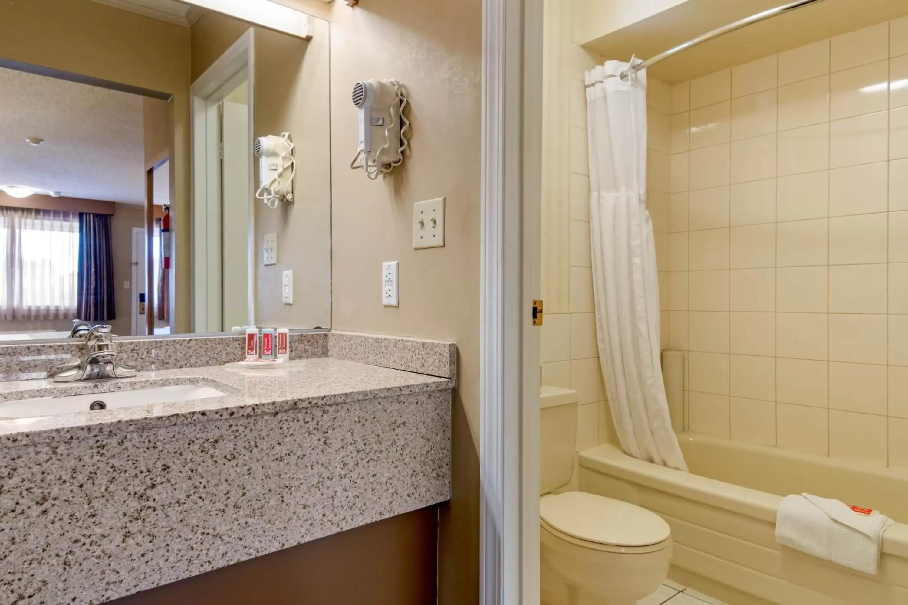 Bathroom in Econo Lodge Inn & Suites - North Vancouver