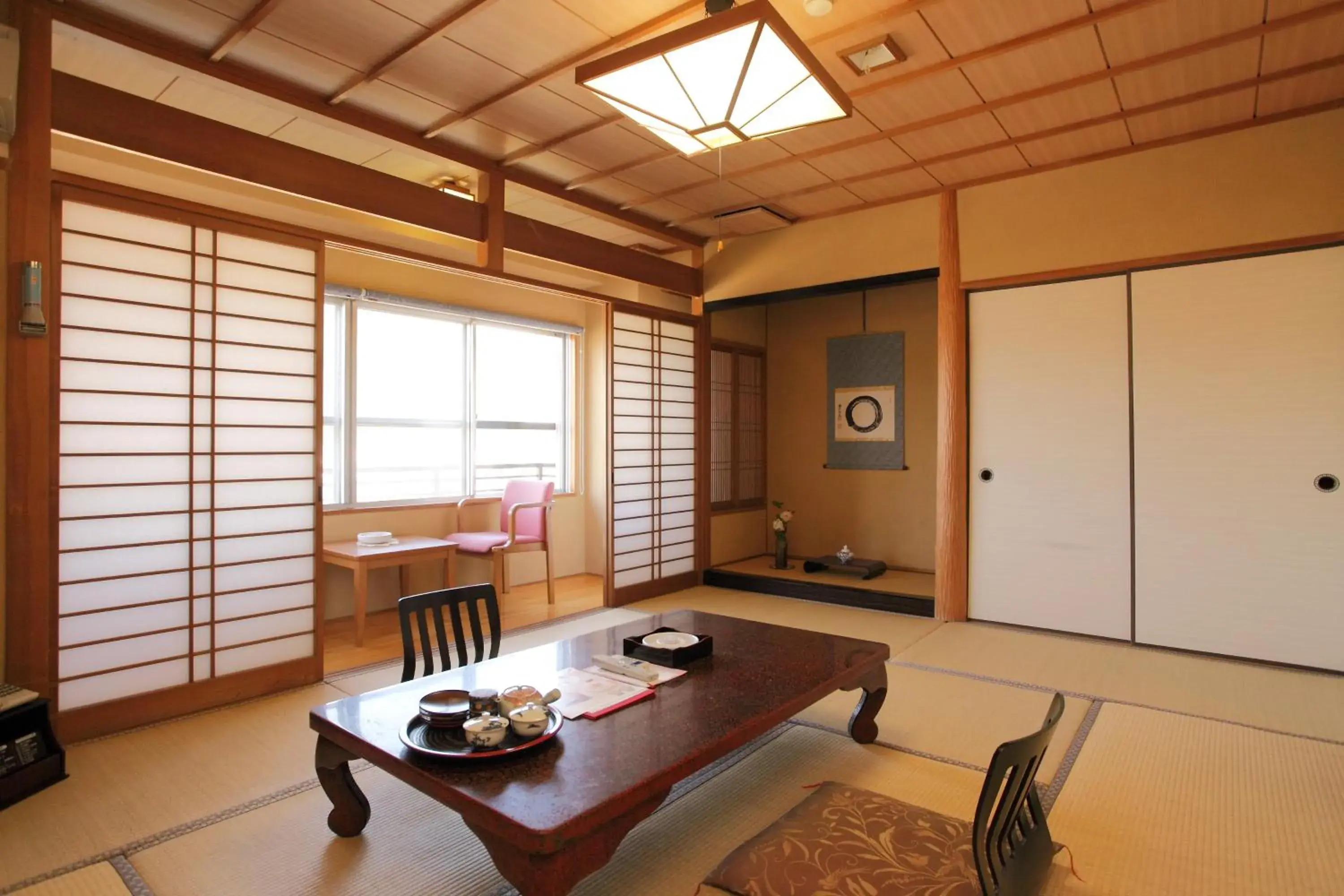 Photo of the whole room in Ryokan Oomuraya