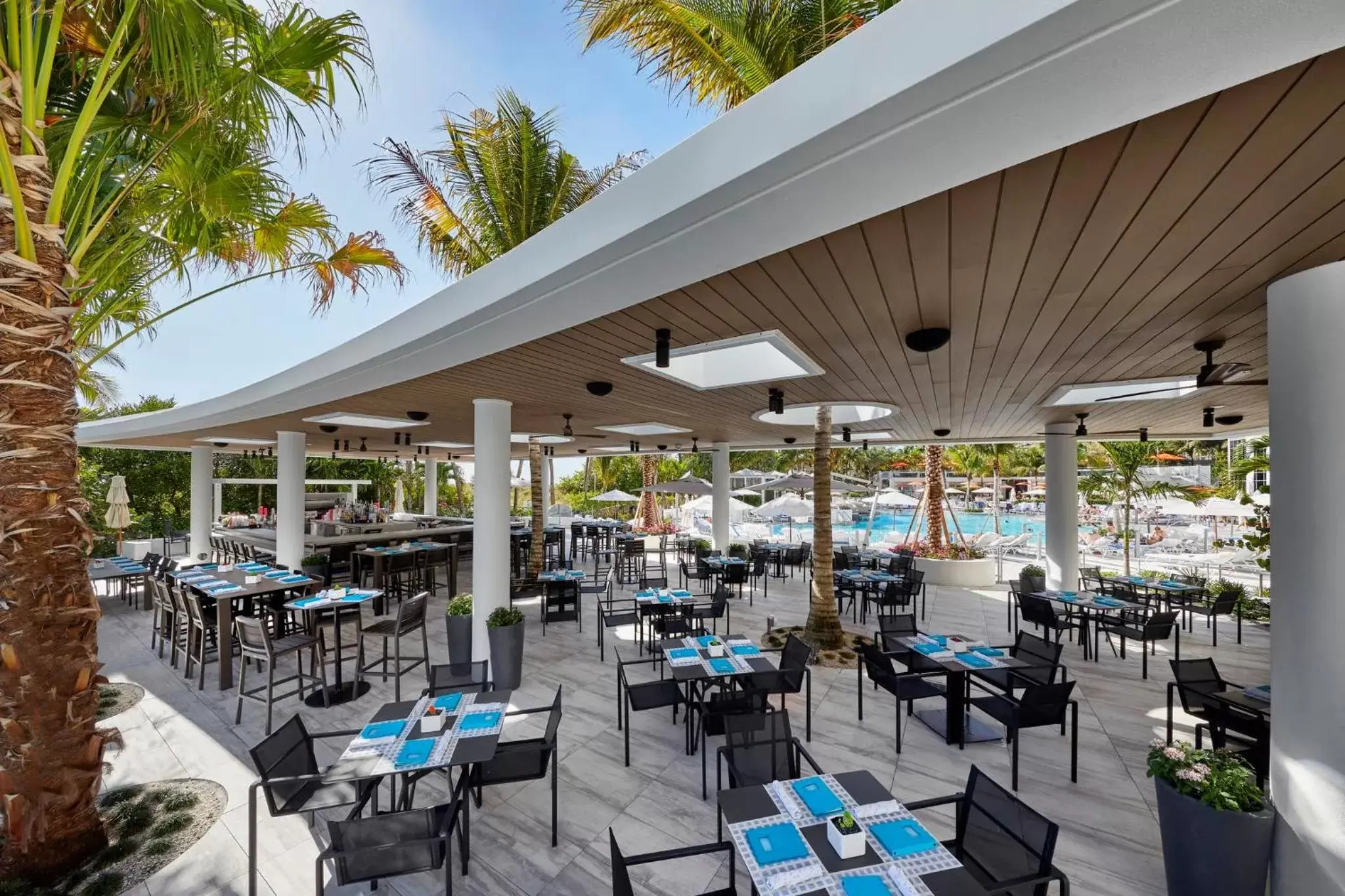 Swimming pool, Restaurant/Places to Eat in Loews Miami Beach Hotel
