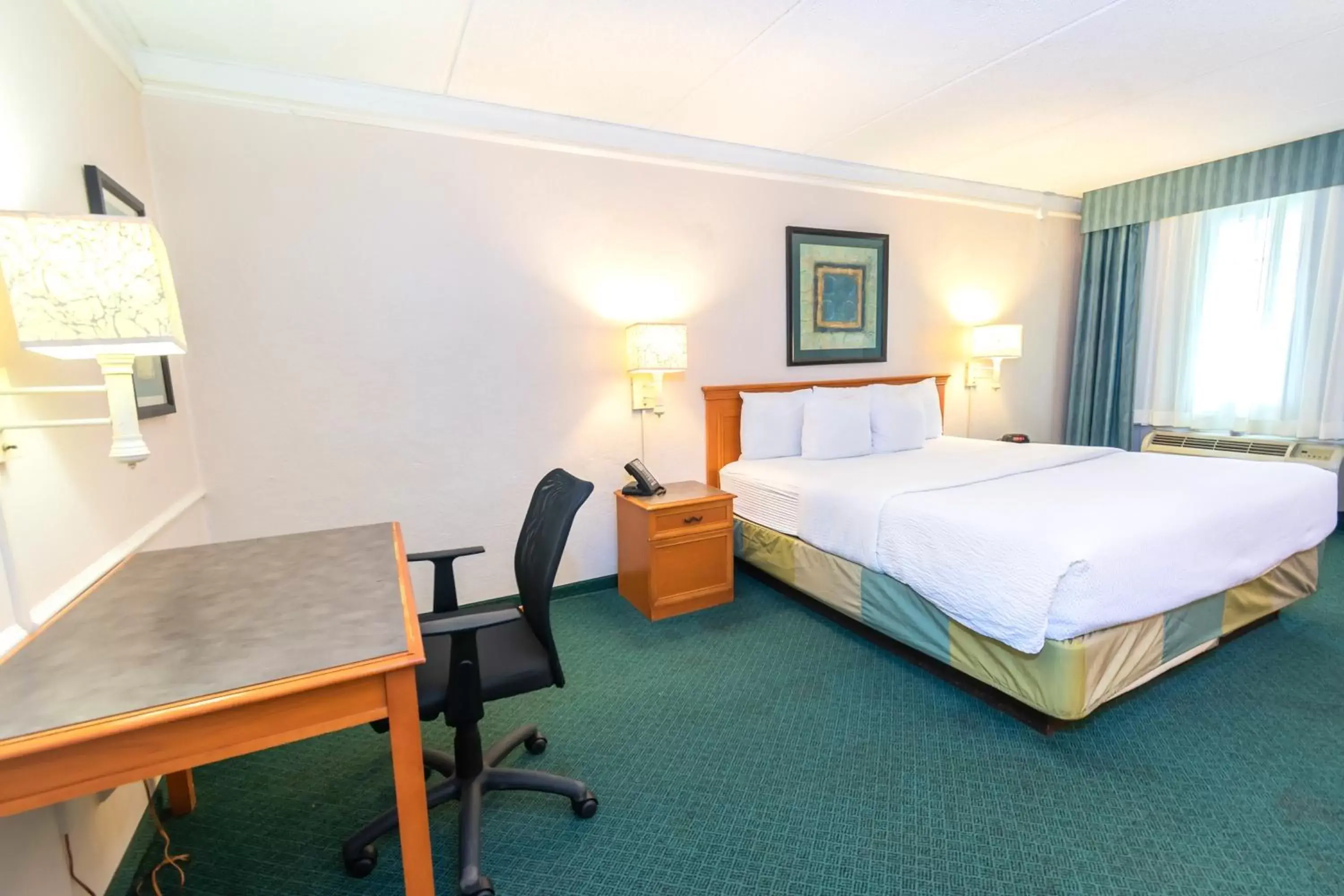 Photo of the whole room, Bed in La Quinta Inn by Wyndham Clute Lake Jackson