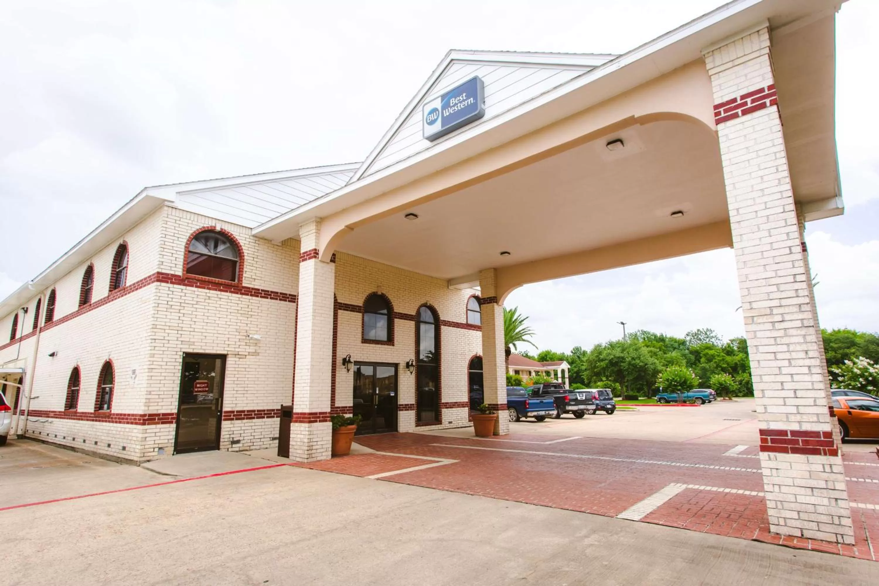 Property building in Best Western Pearland Inn
