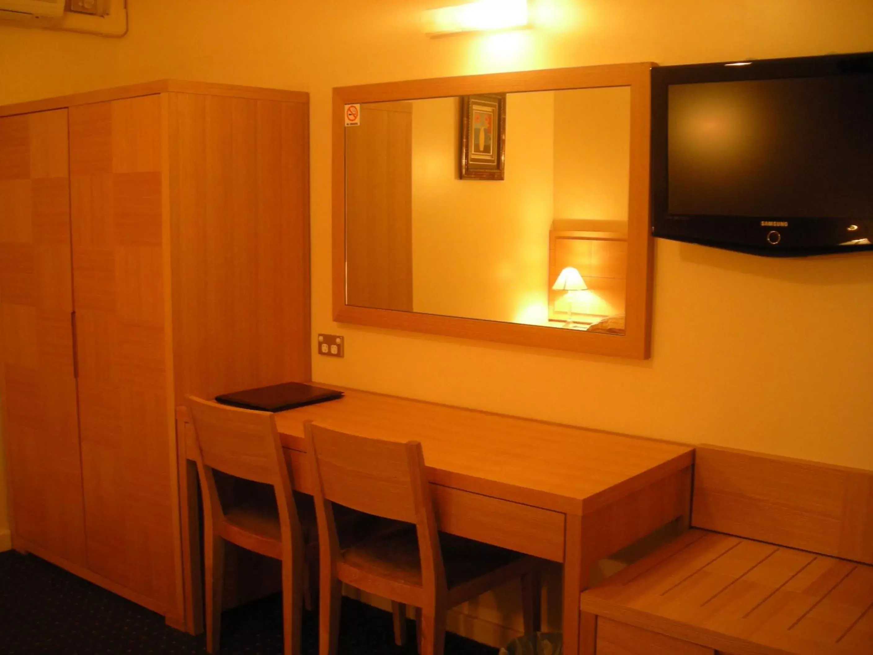 Seating area, TV/Entertainment Center in Desert Sand Motor Inn