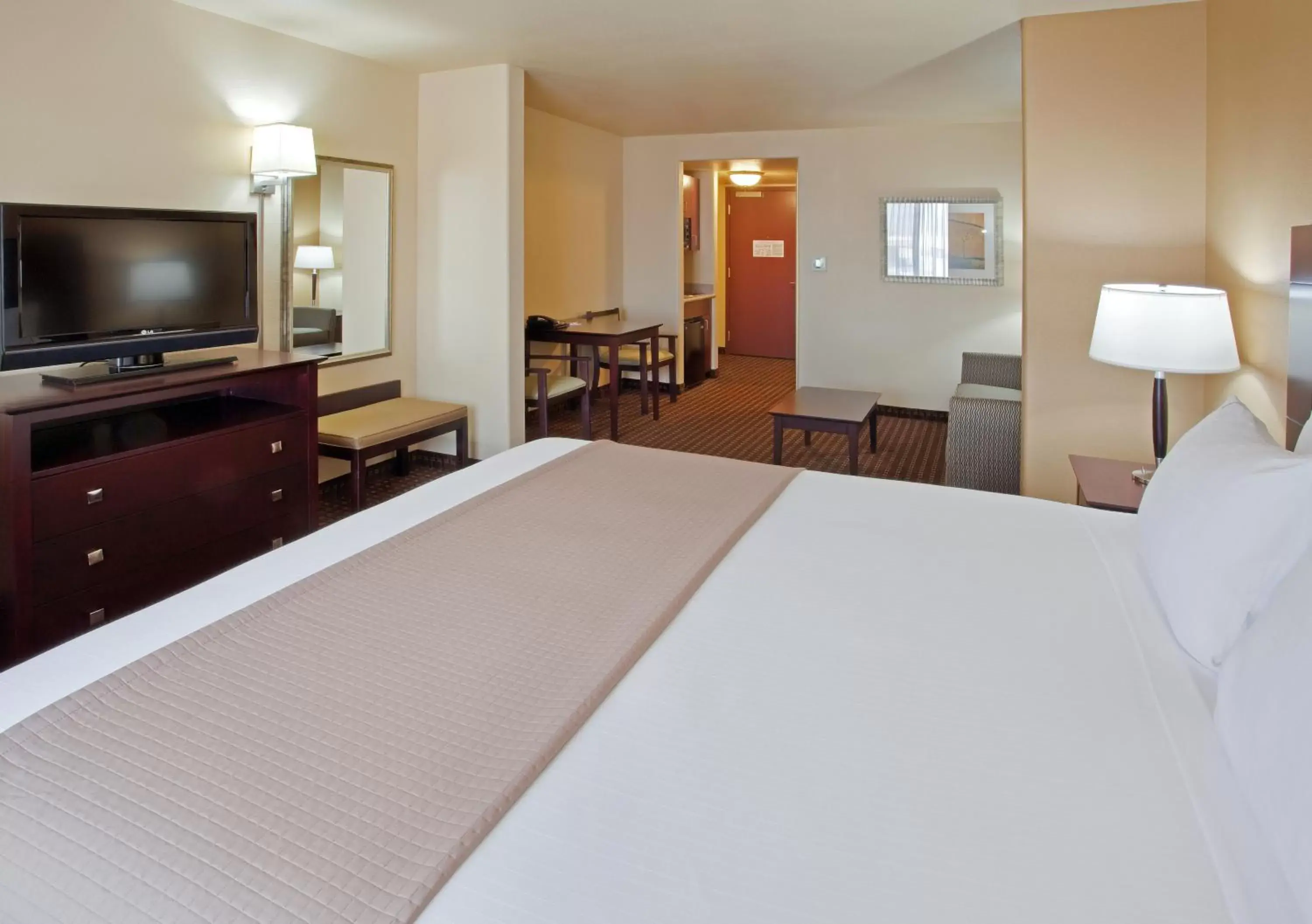 Photo of the whole room, Bed in Holiday Inn Express & Suites Dinuba West, an IHG Hotel