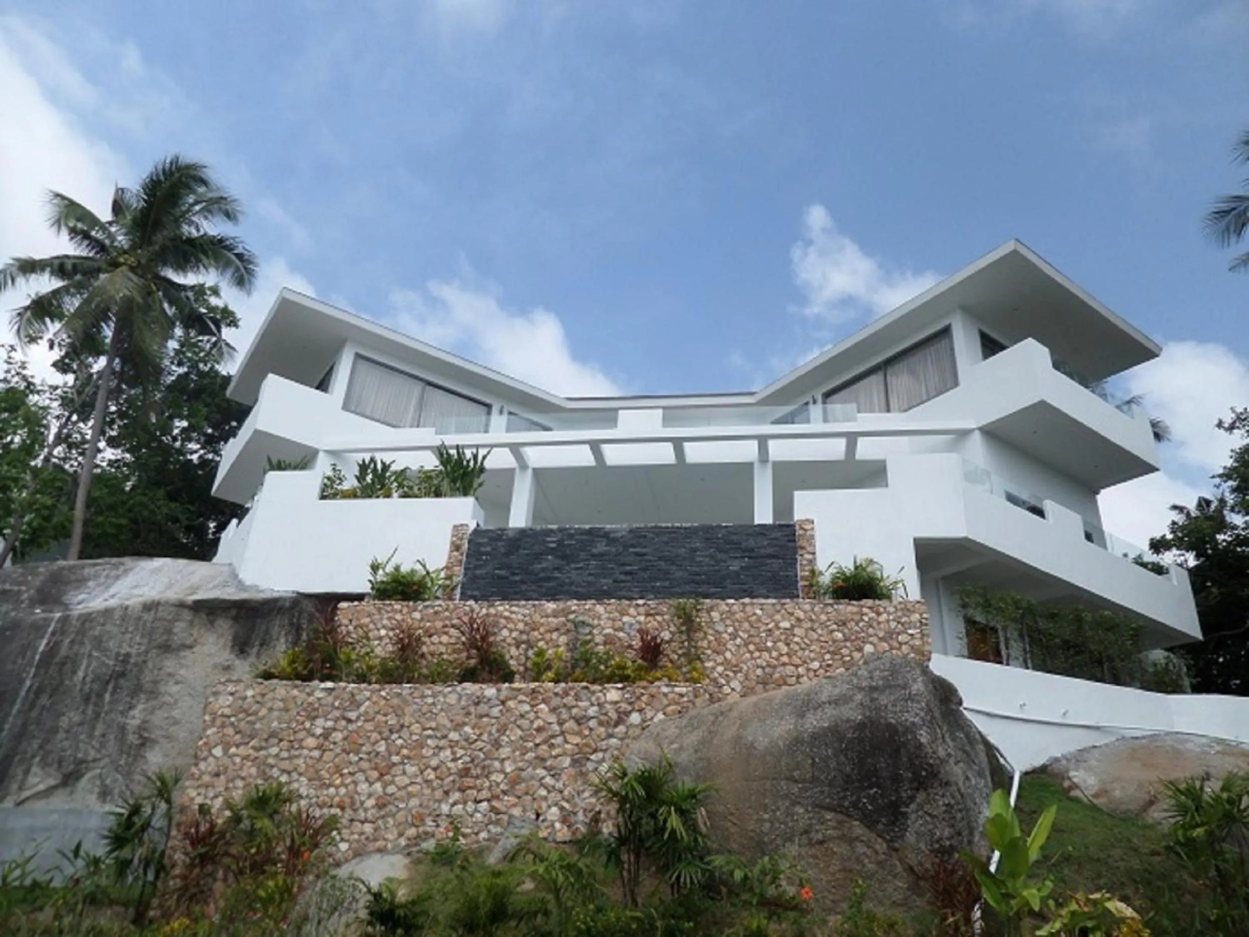 Facade/entrance in Tropical Sea View Residence