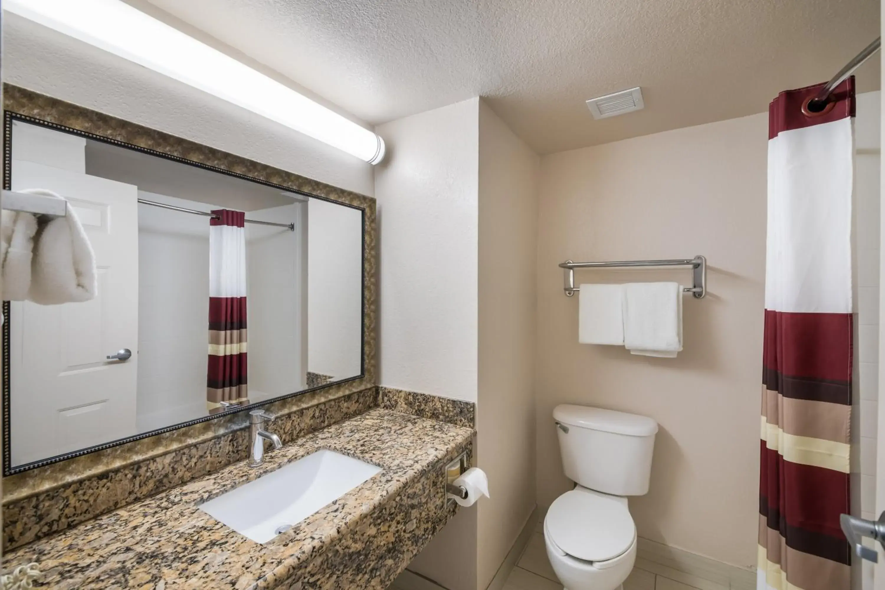 Bathroom in Red Roof Inn & Suites Austin East - Manor