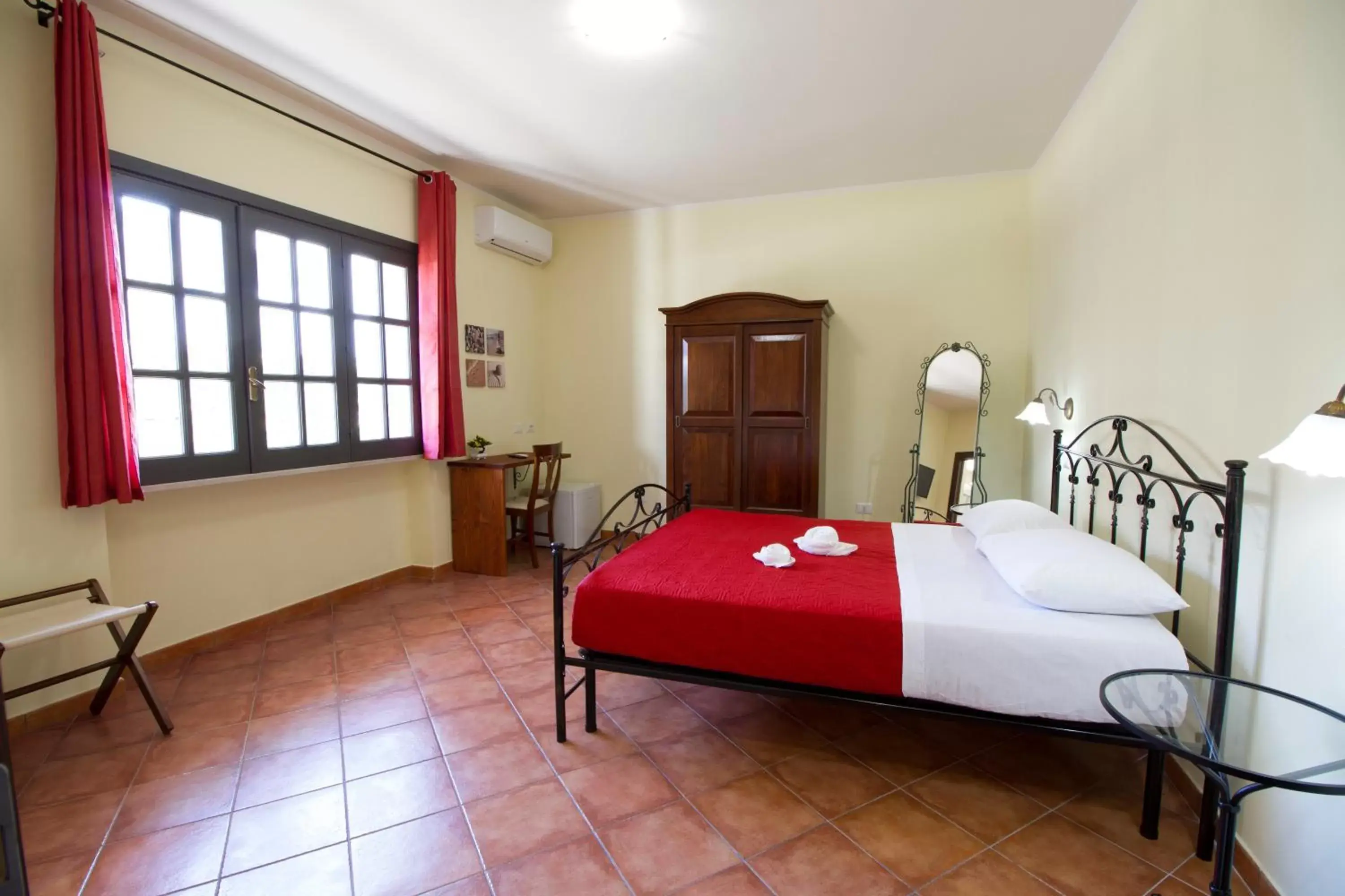 Photo of the whole room, Bed in B&B Capitan Libeccio