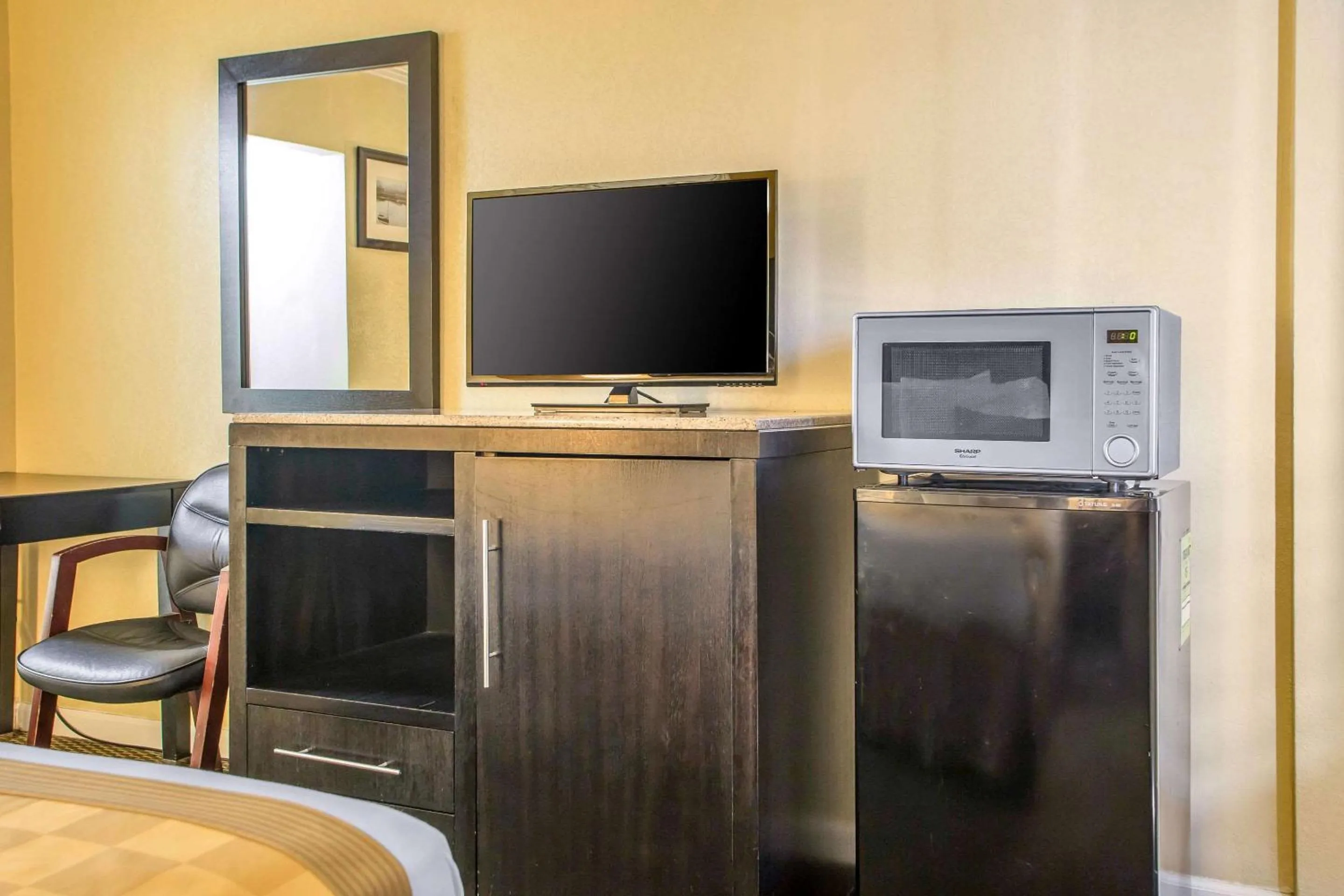 Photo of the whole room in The Boards AC