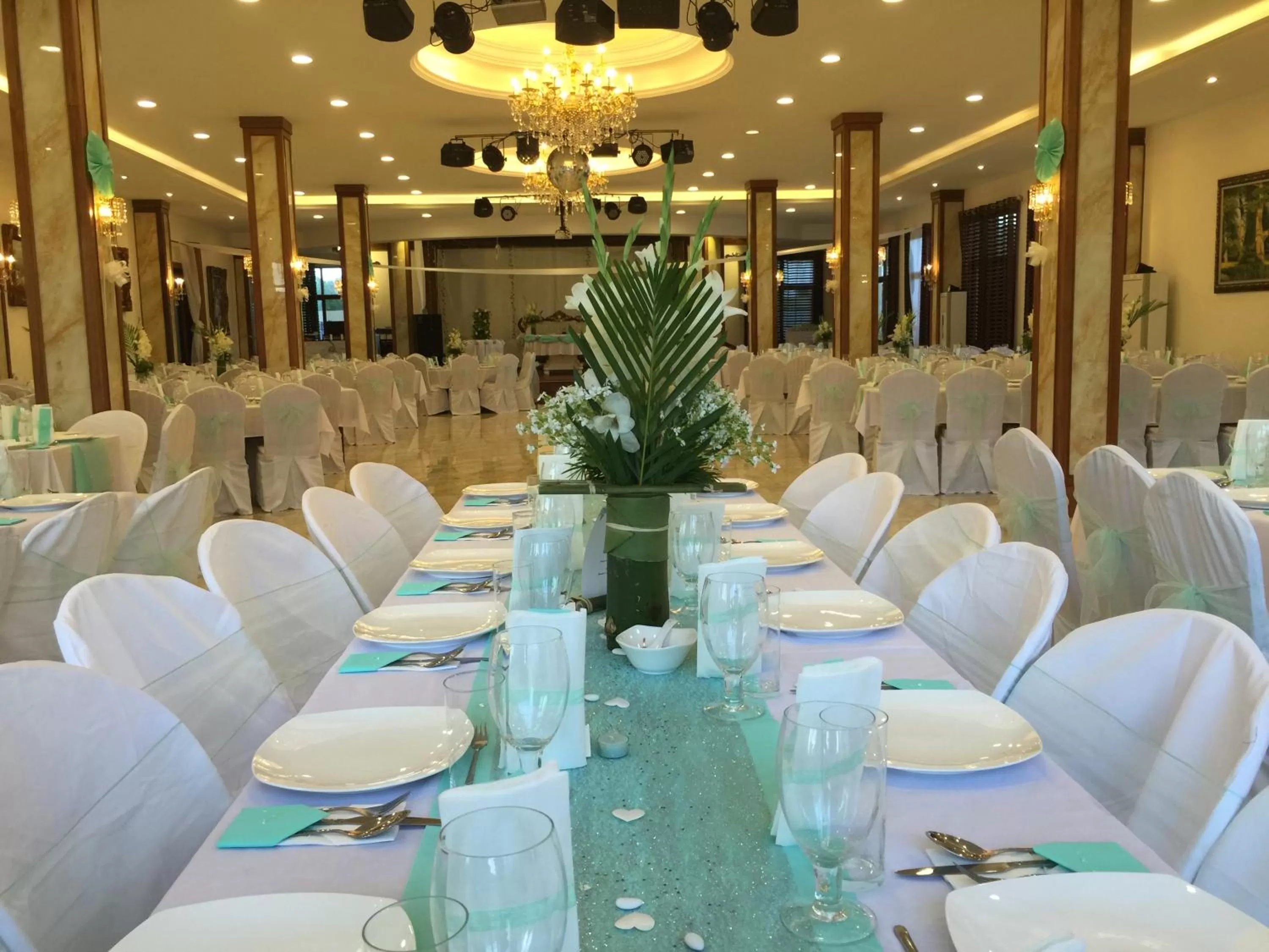 Restaurant/places to eat in Victoria Beach Hotel