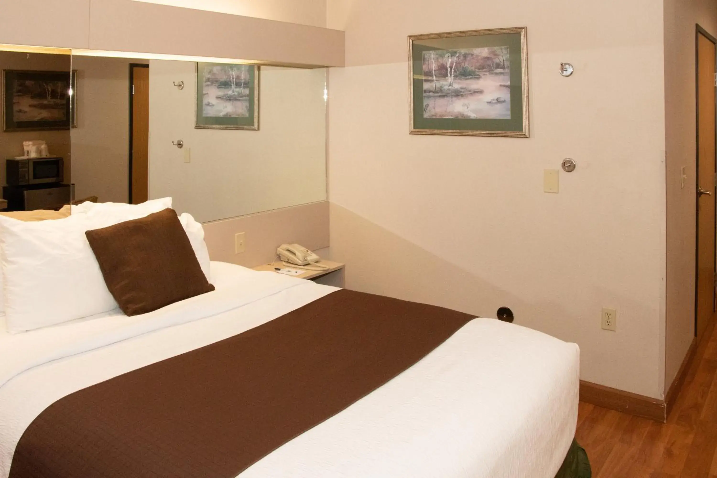 Bed in Microtel Inn & Suites Lodi