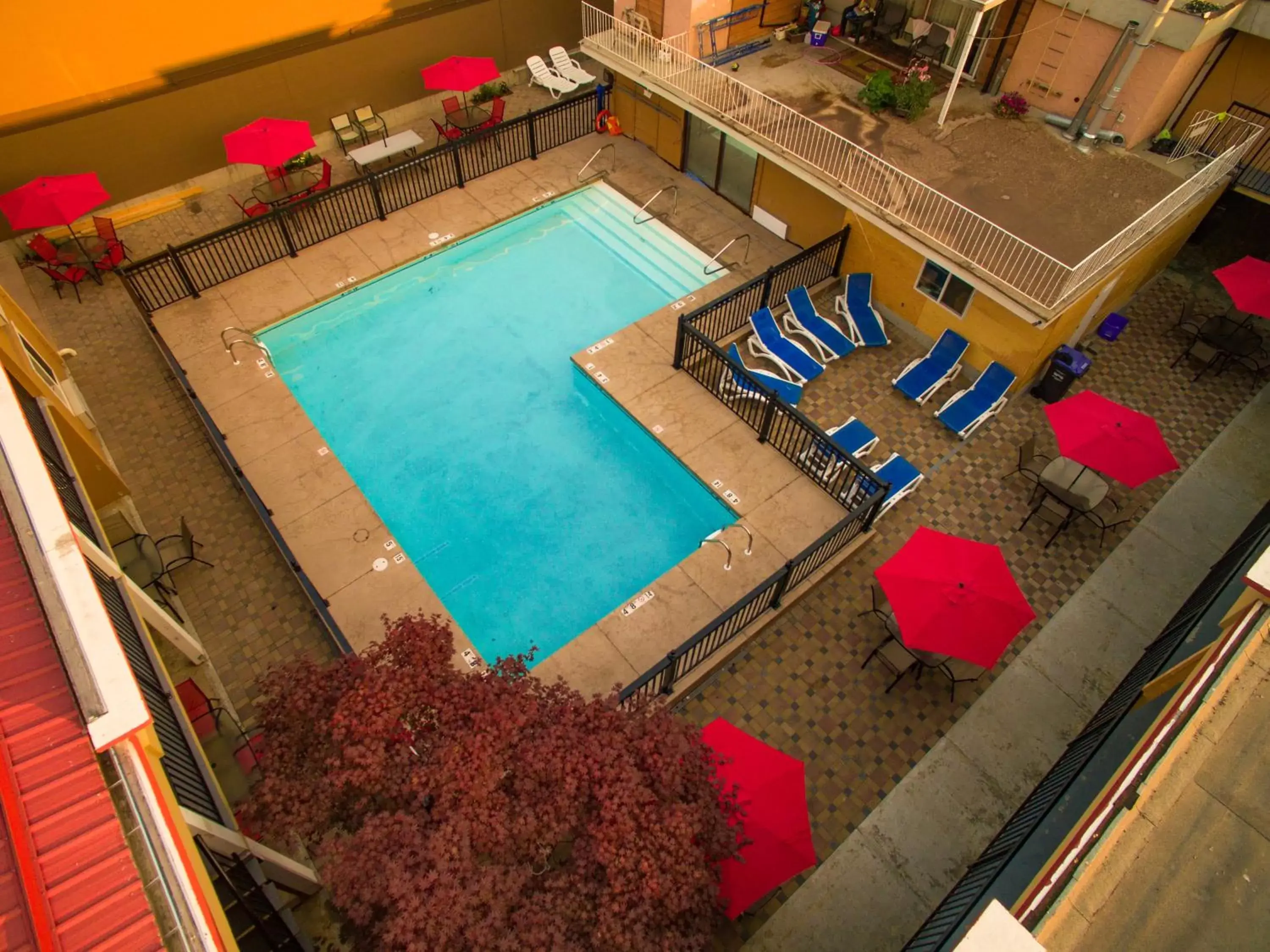 Swimming pool, Pool View in Sahara Courtyard Inn Penticton