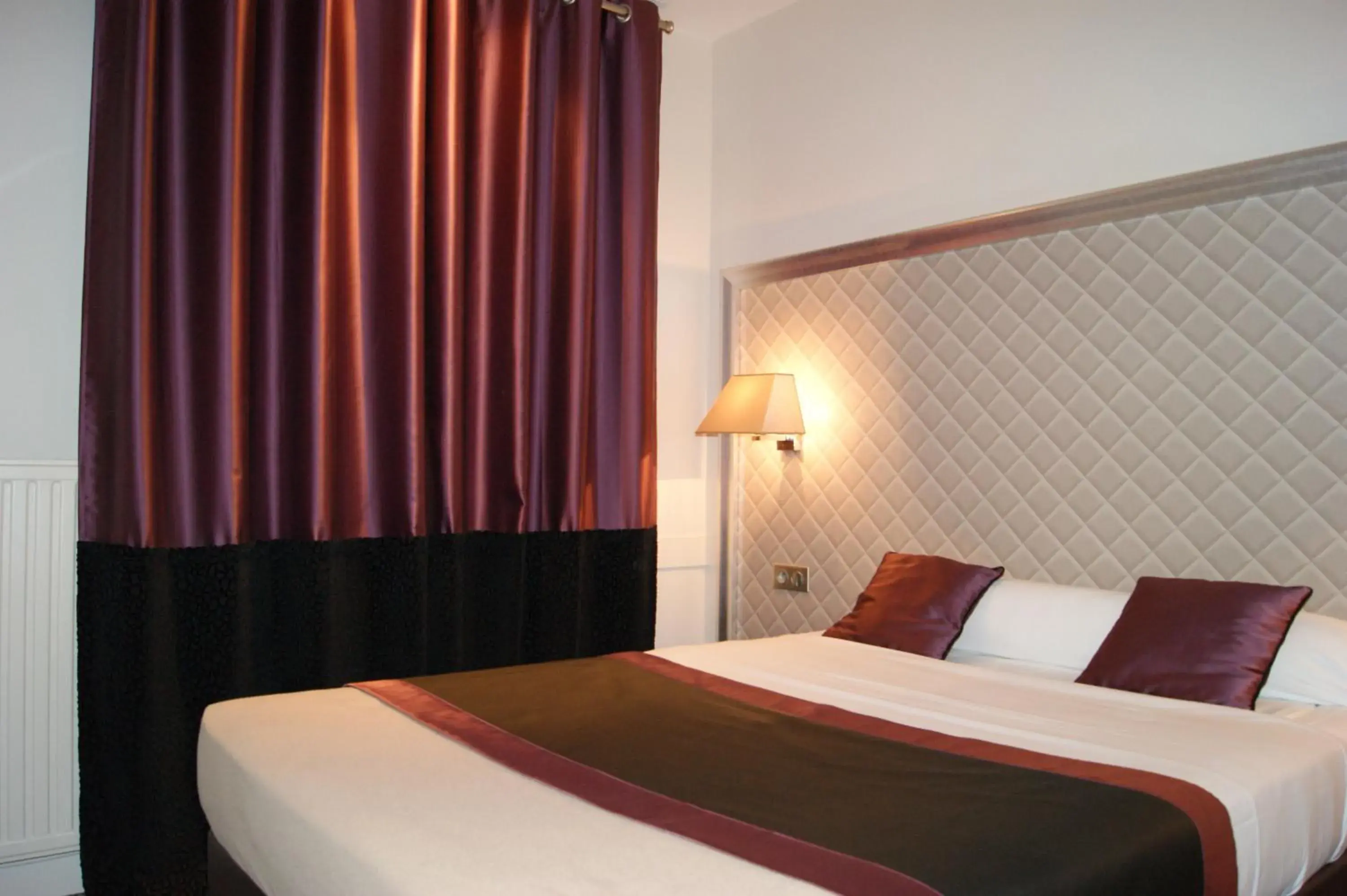 Bed in Hotel d'Amiens