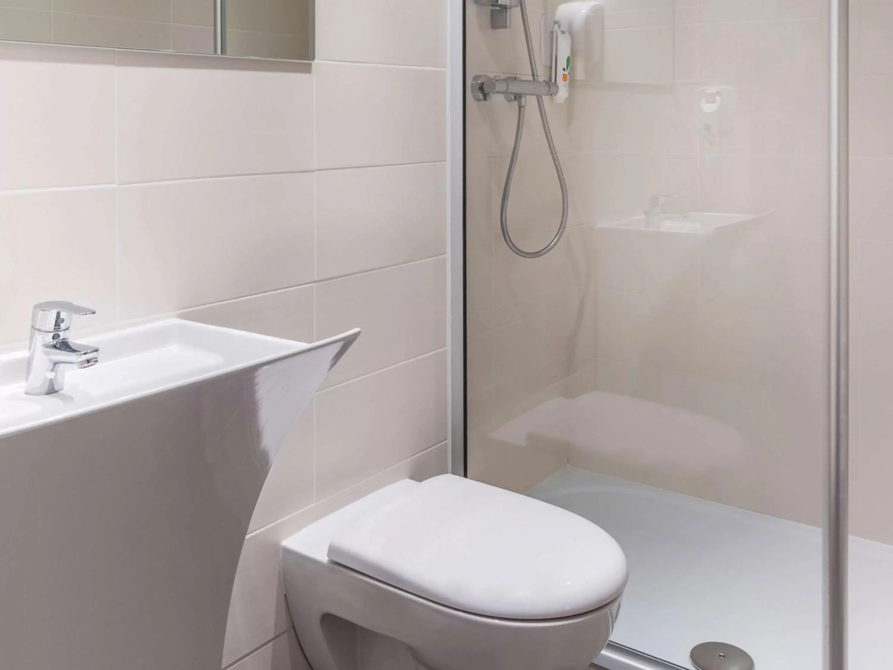 Photo of the whole room, Bathroom in ibis Styles Paris Eiffel Cambronne