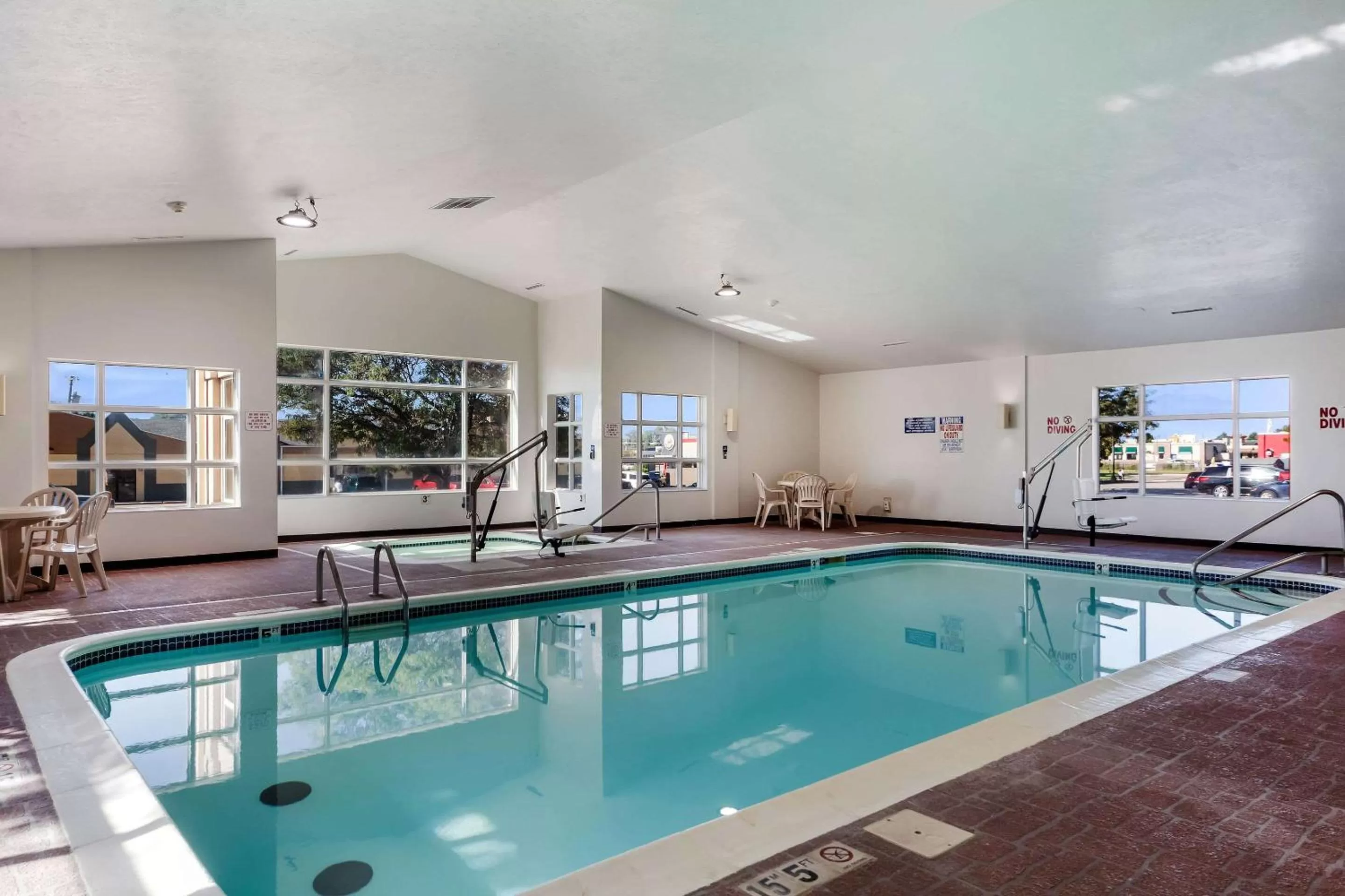 Swimming pool in Quality Inn Lincoln Cornhusker