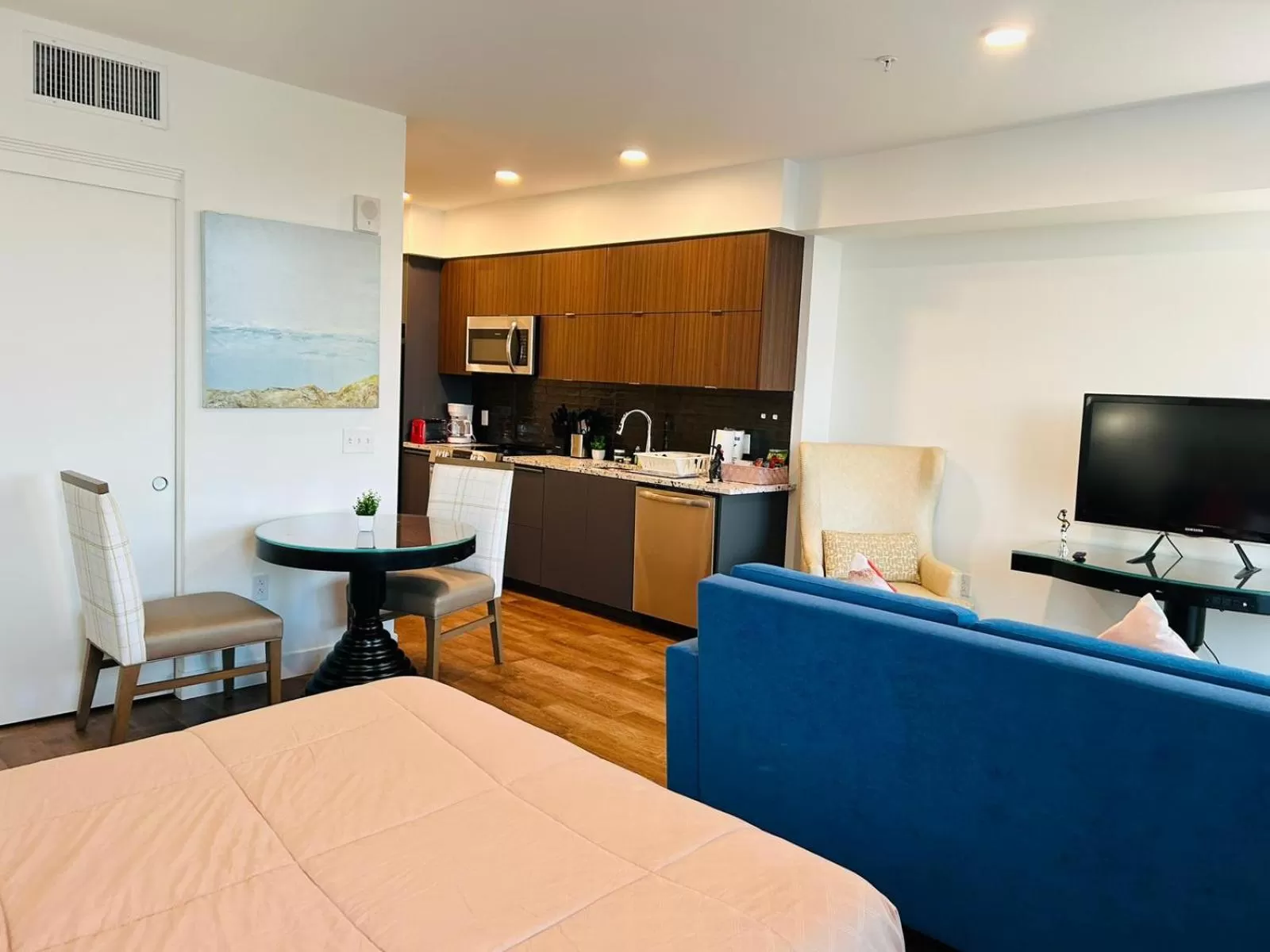 Kitchen or kitchenette, Kitchen/Kitchenette in Gorgeous Hollywood Apts LA's Best Location and Amazing Roof Deck